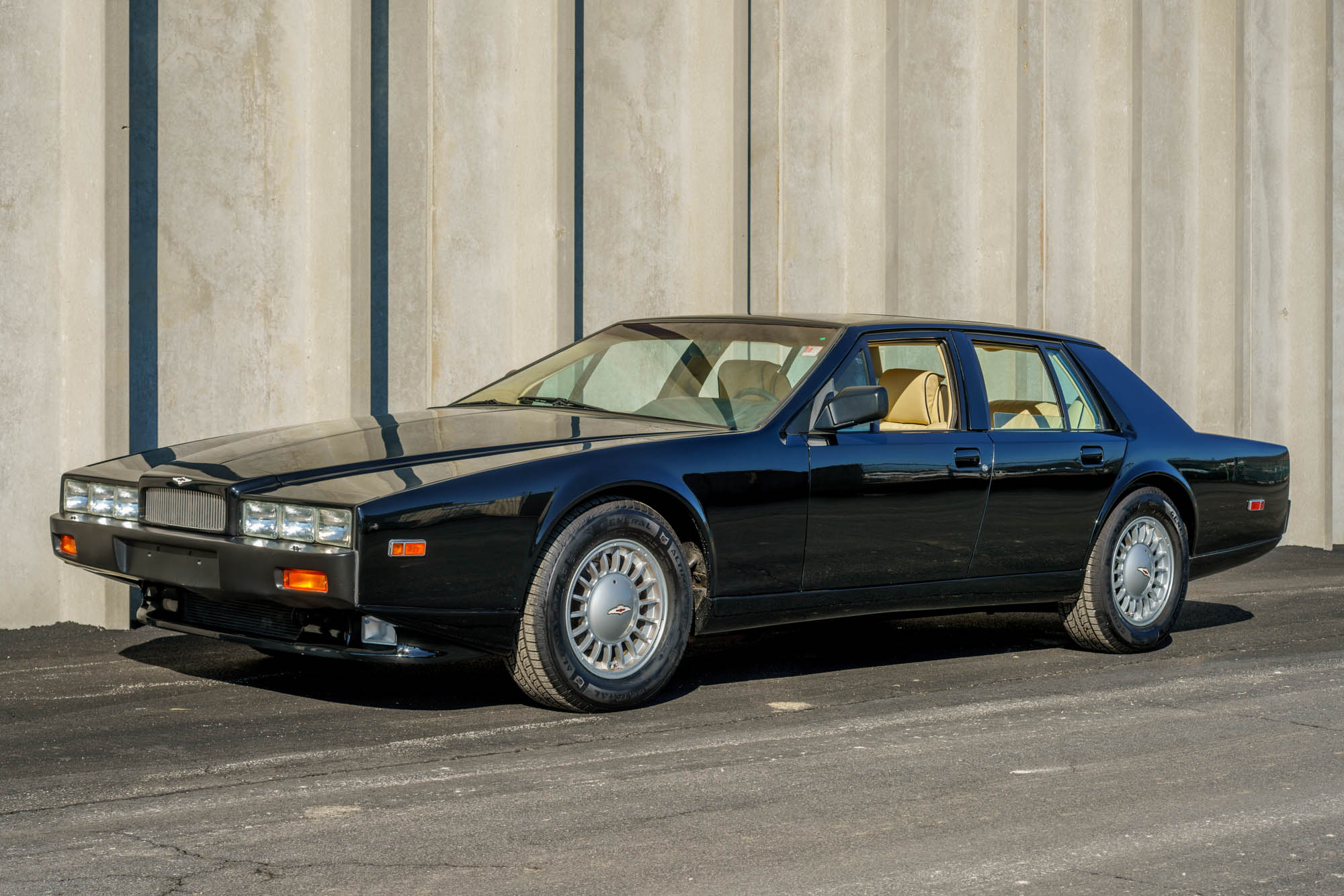 Aston Martin Lagonda 1989 à vendre – Berline de luxe futuriste et icône britannique