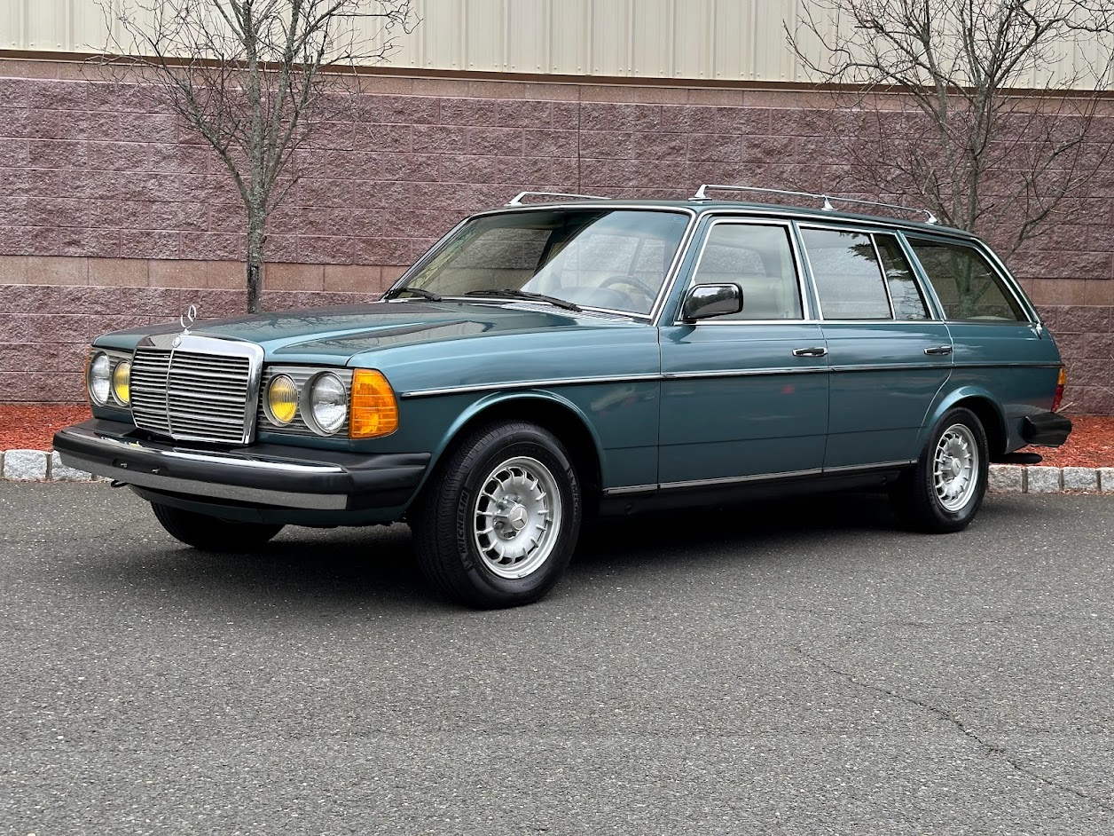 1982 Mercedes-Benz W123 for Sale – Classic German Luxury Sedan