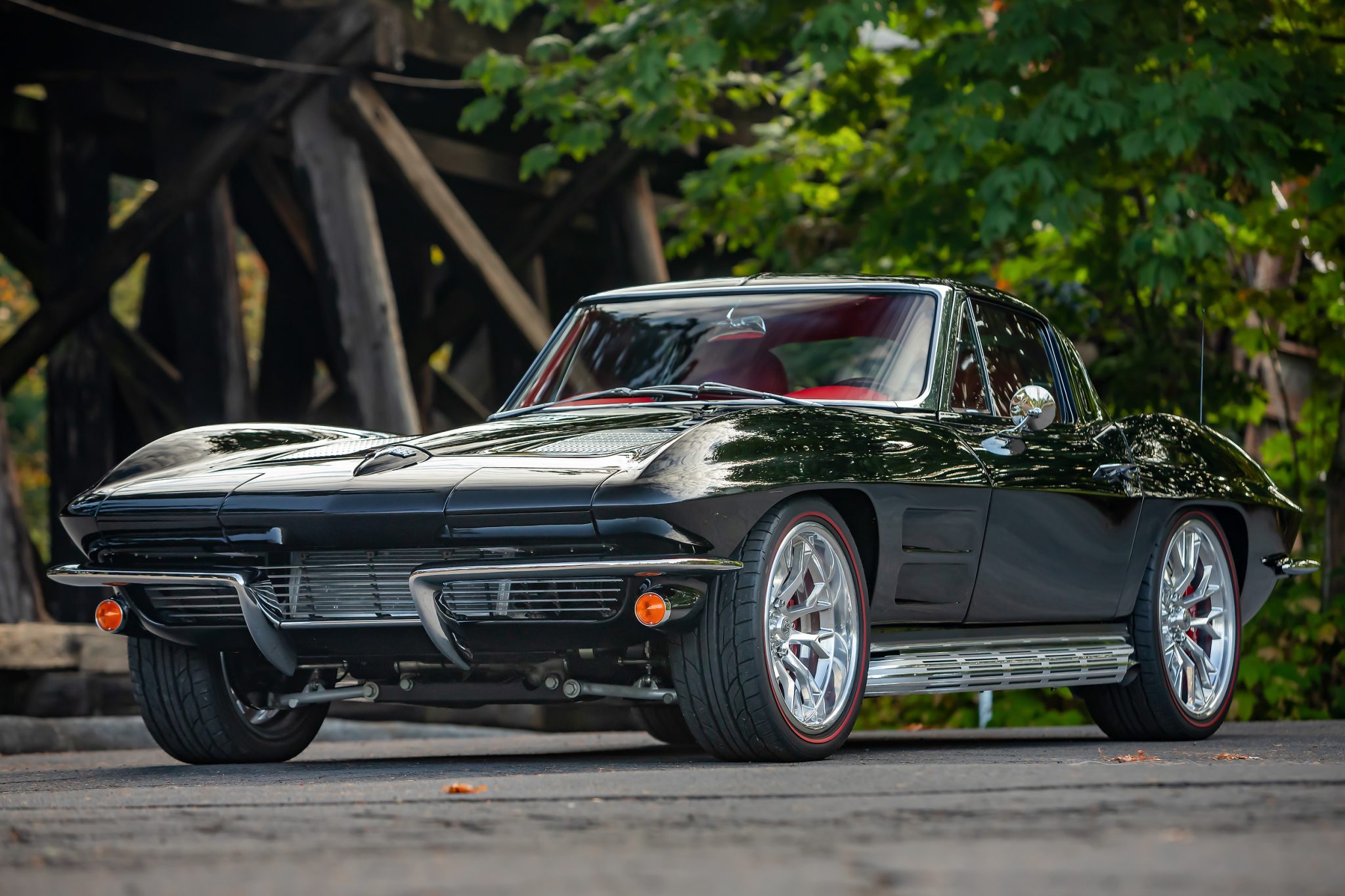 Chevrolet Corvette C2 1963 à vendre – Restomod noir avec V8 LT4 suralimenté