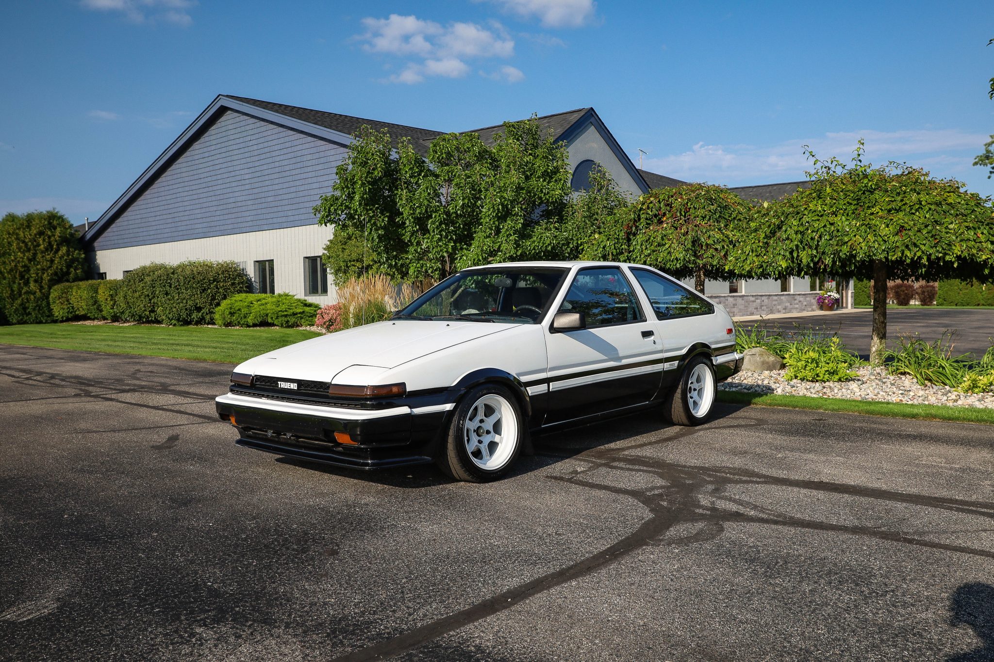 Toyota AE86 1984 à vendre – Coupé blanc et noir avec moteur 4A-GE