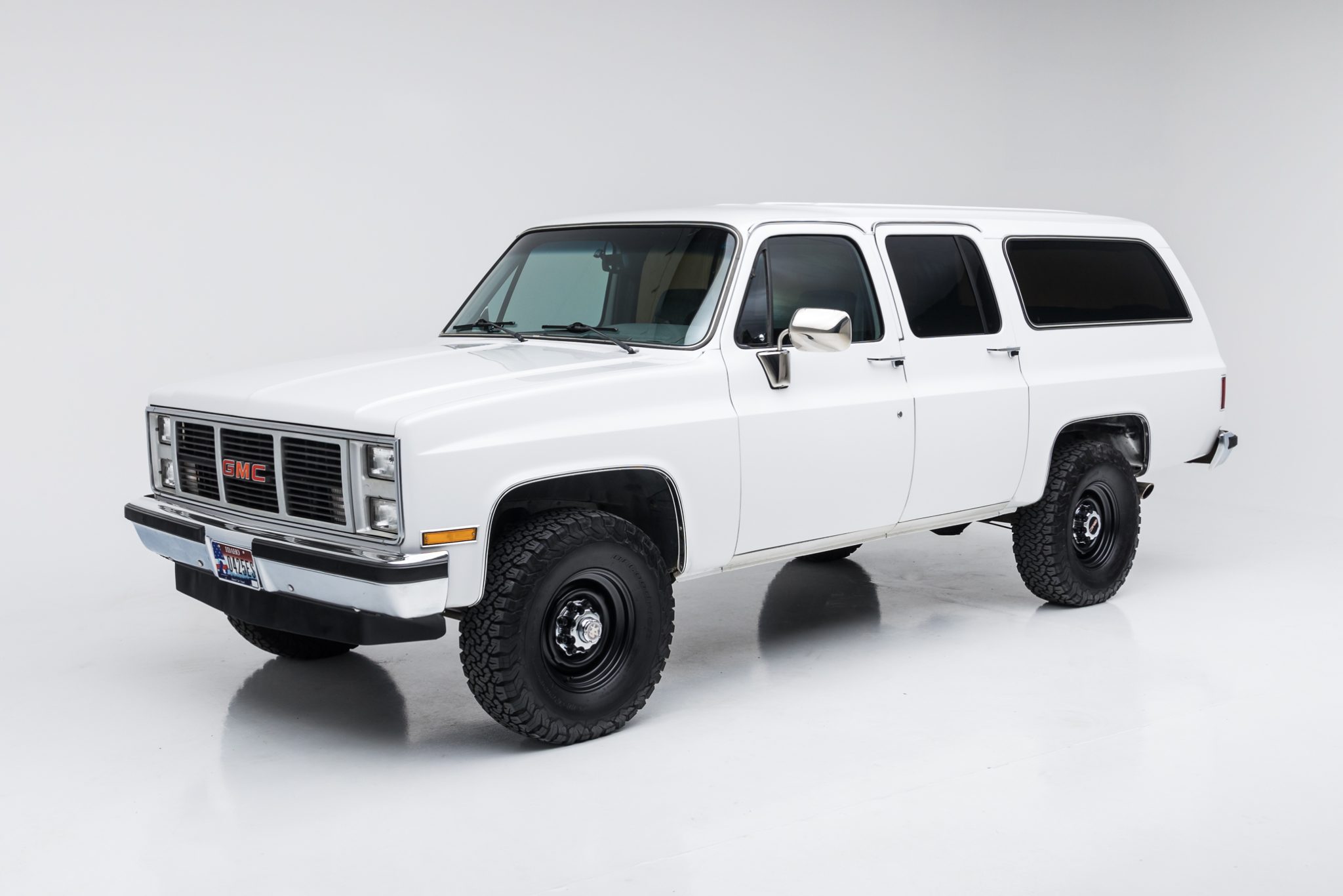 1985 GMC Suburban (1973-1991) zu verkaufen – Weißer 5,7-Liter-V8-Allradwagen mit Automatik