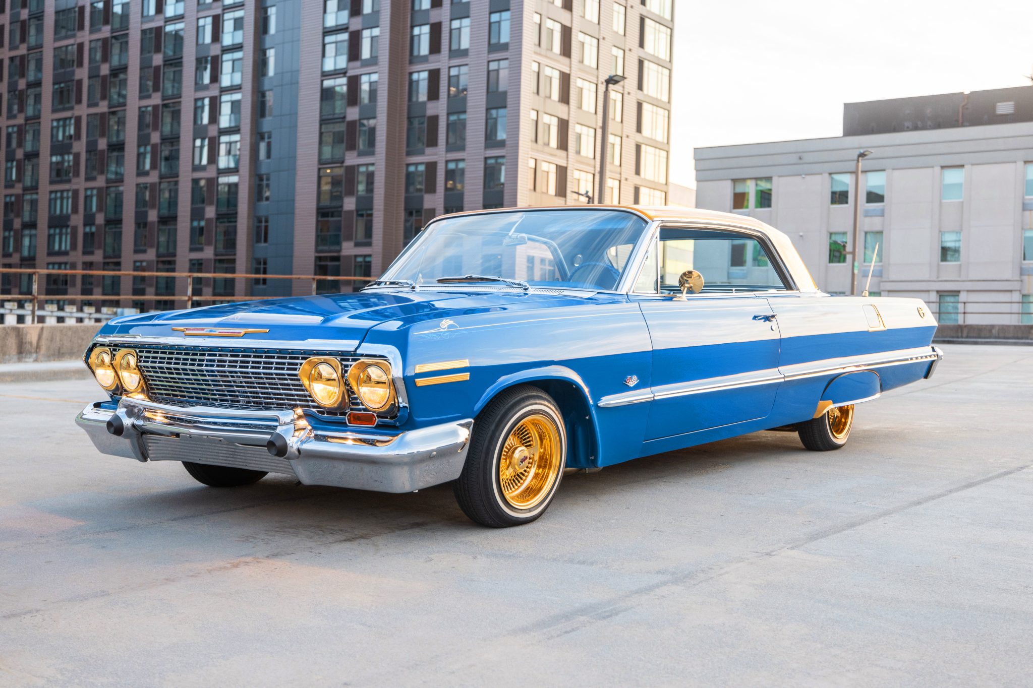 6.0L-Powered 1963 Chevrolet Impala Sport Coupe Lowrider zu verkaufen – Blau-goldener V8-Hydraulik-Custom