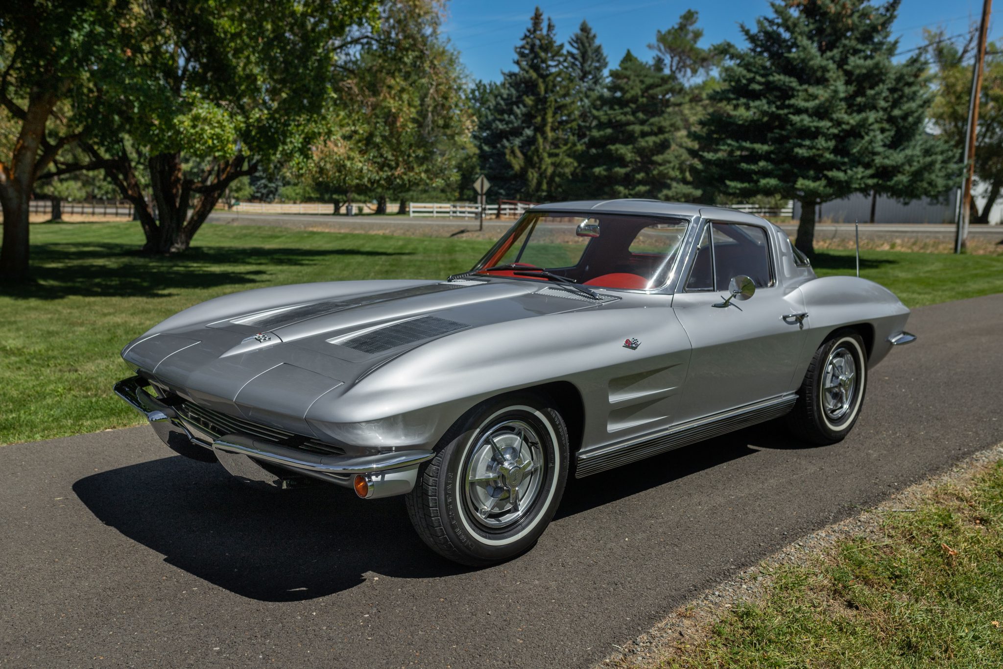 Chevrolet Corvette C2 1963 à vendre – Coupé Split-Window Sebring Silver à V8 327ci