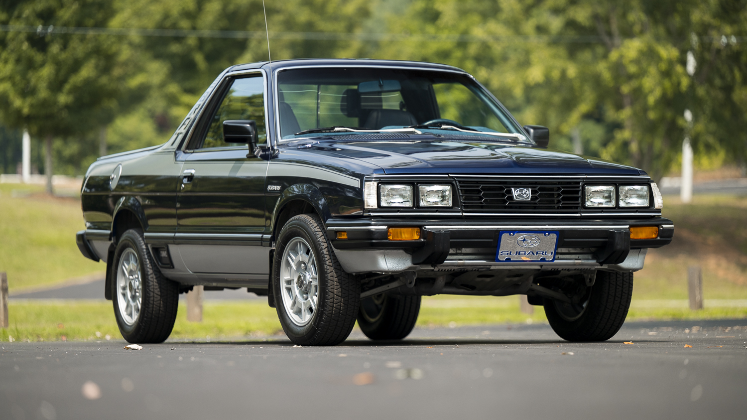1985 Subaru BRAT zu verkaufen – Dunkelblau-silberner Allradpickup mit Geländeuntersetzung