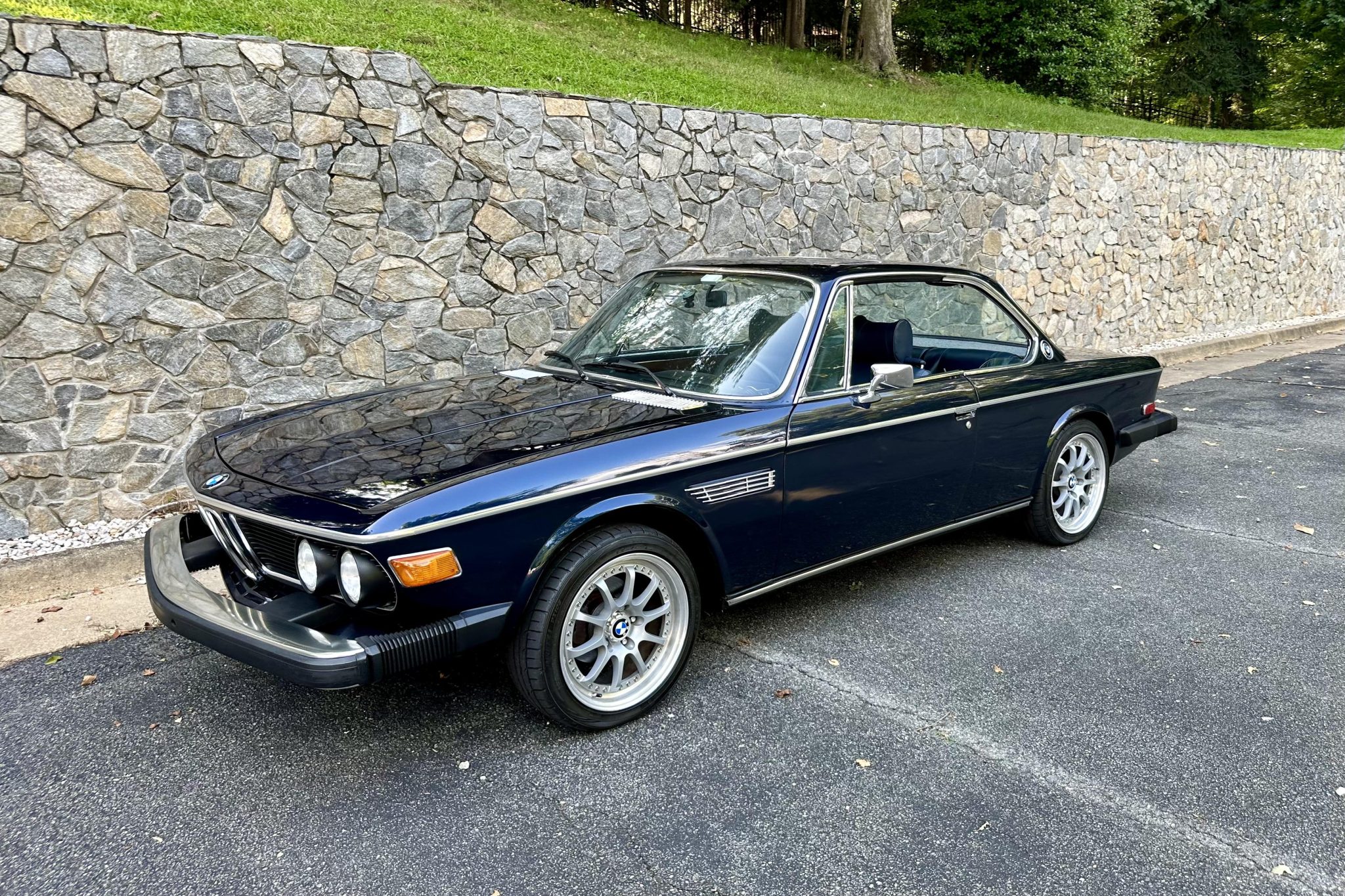 BMW E9 Coupé 1974 à vendre – Grand tourisme bleu métallisé à moteur M30 3,0 litres