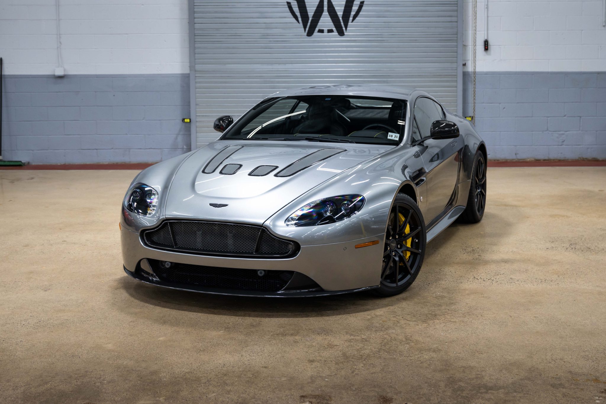 Aston Martin V12 Vantage 2017 à vendre – Coupé Tungsten Silver à boîte manuelle
