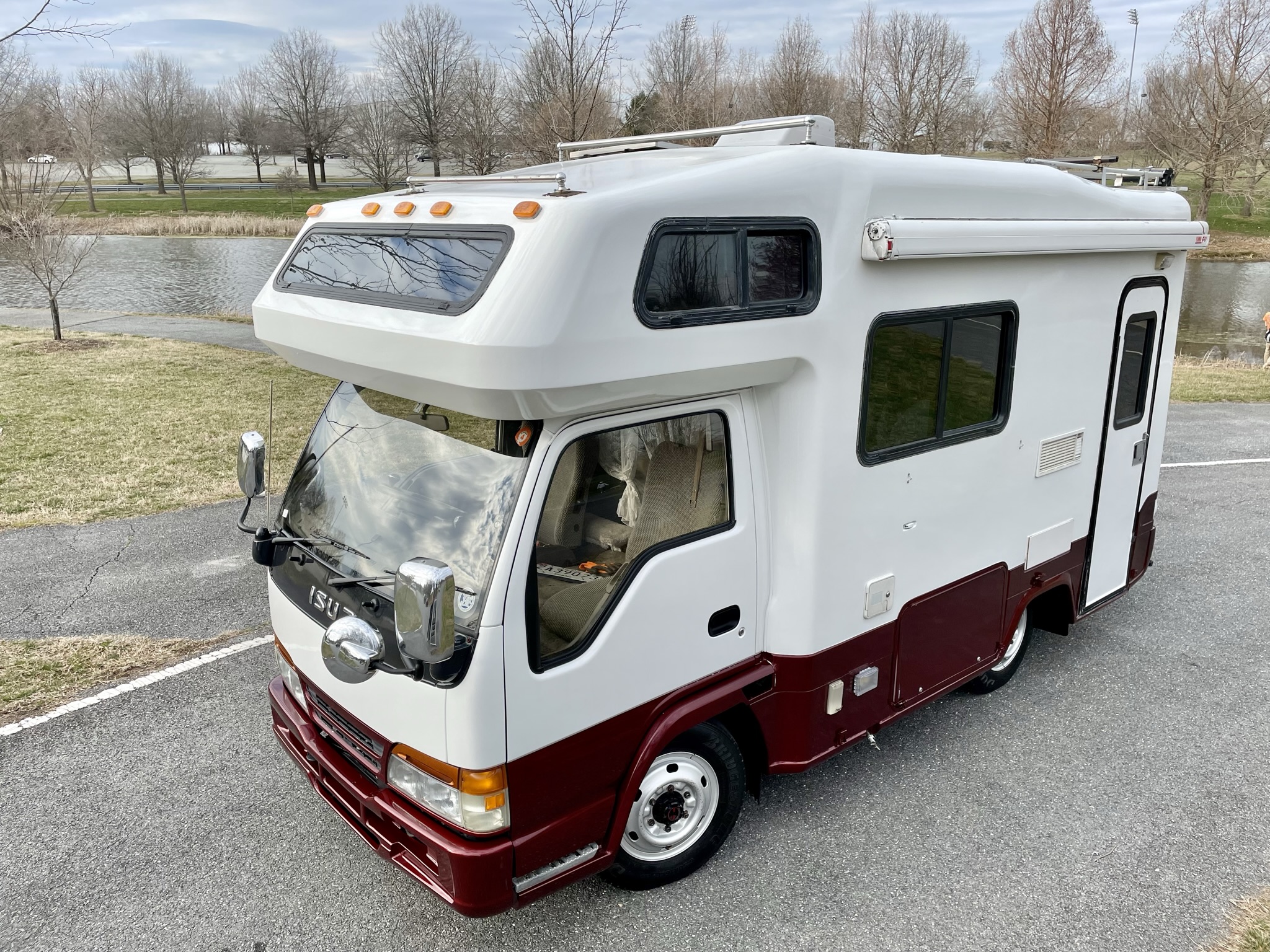 1997 Isuzu Elf zu verkaufen – Weiß-bordeauxfarbener Diesel-Expeditionscamper