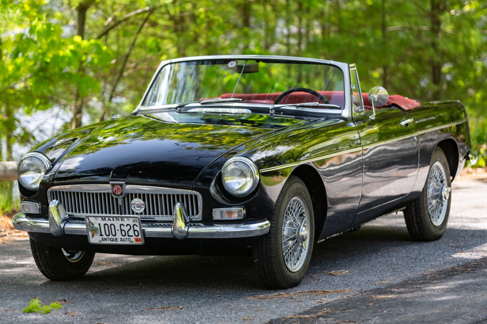 1966 MG B zu verkaufen – Schwarzer Roadster mit rotem Leder und Speichenrädern