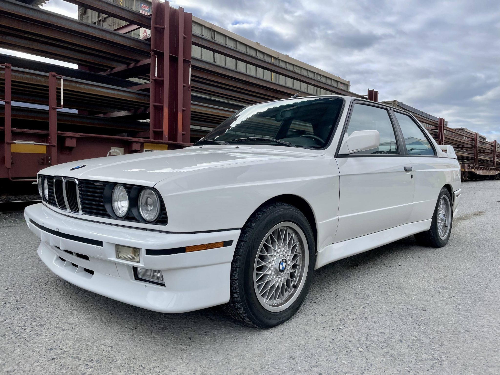 BMW E30 M3 1988 à vendre – Berline Alpine White à moteur S14 et boîte cinq rapports
