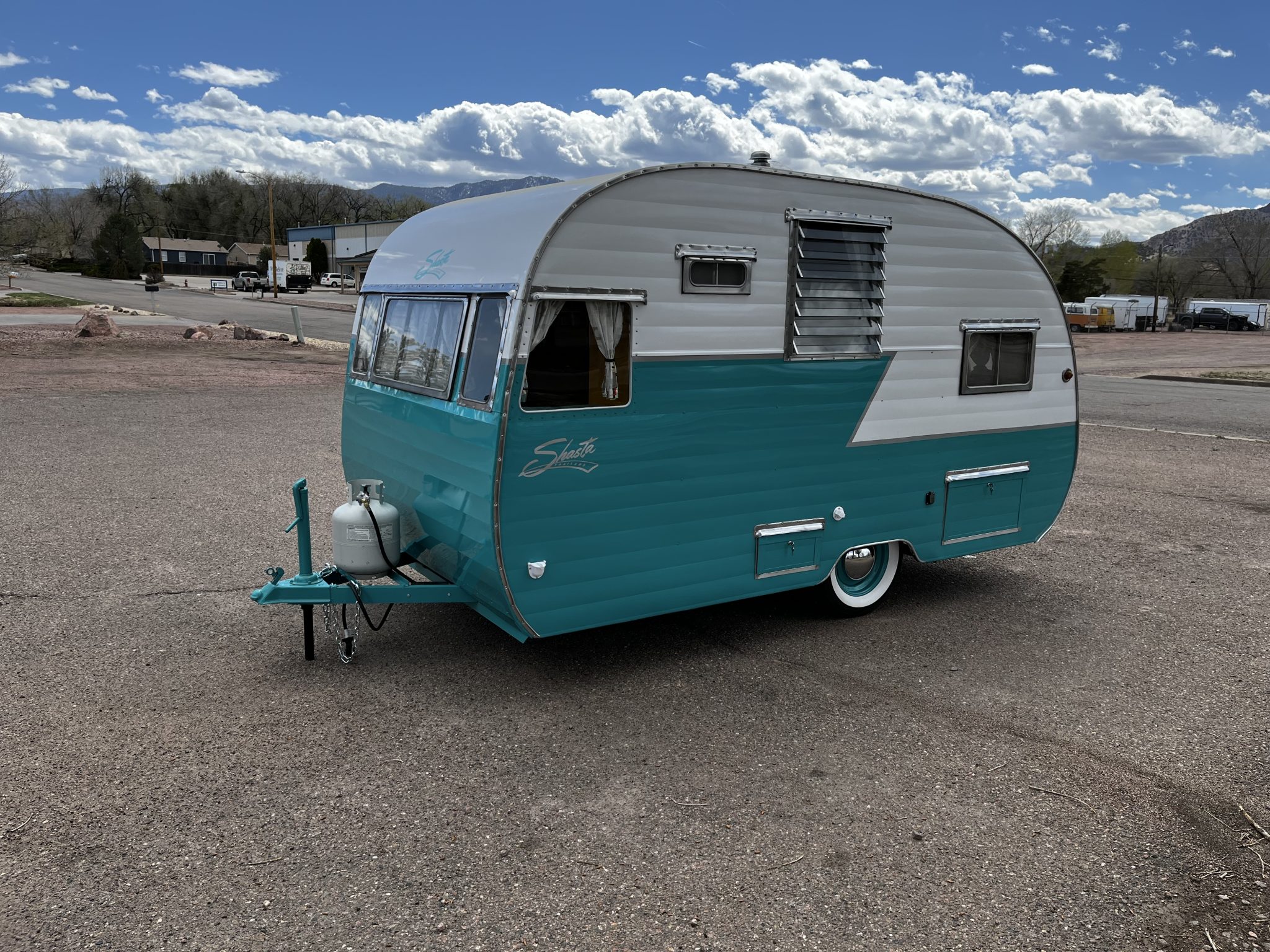 1956 Parts and Automobilia – Trailers à vendre – Caravane vintage blanche et turquoise