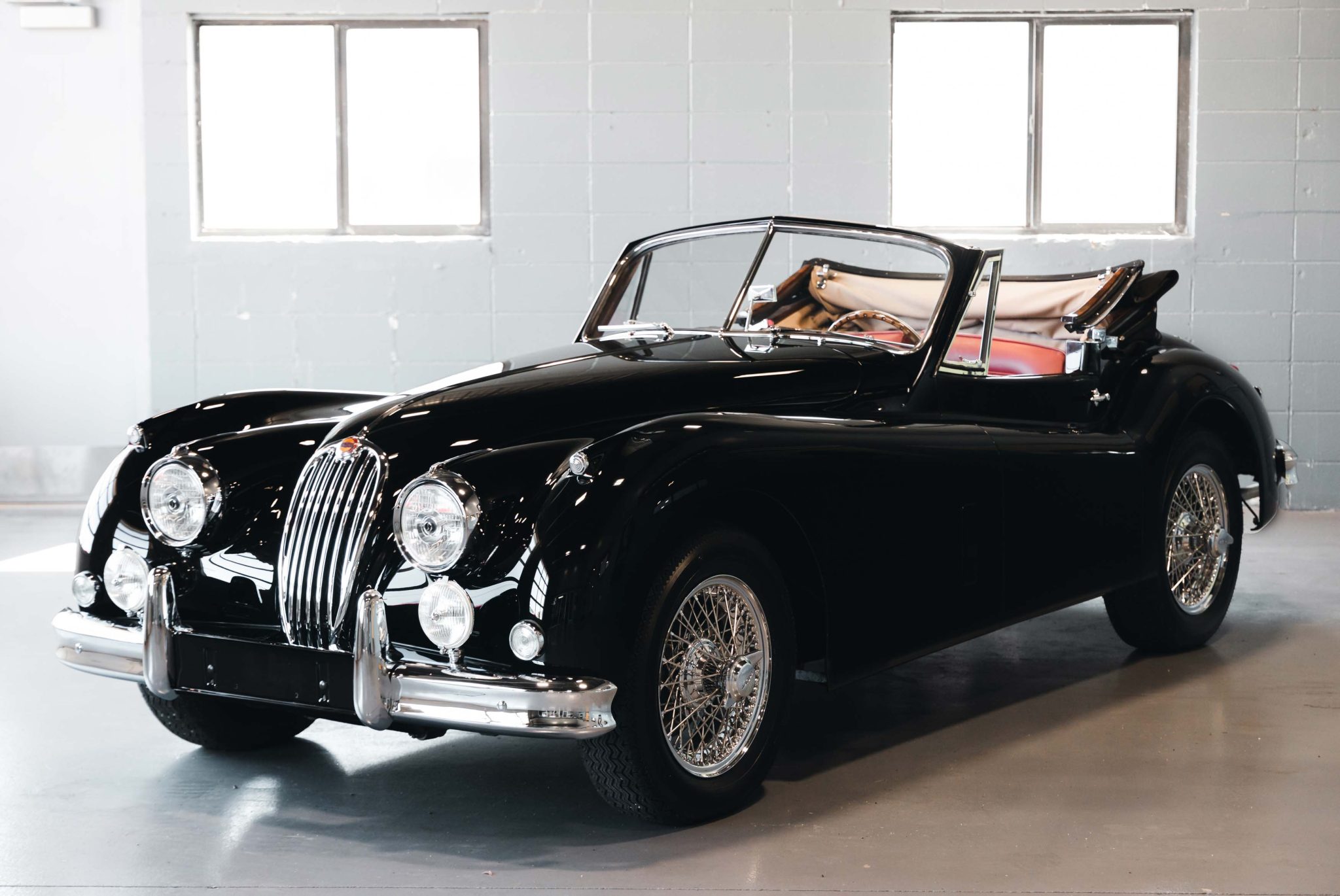 1956 Jaguar XK140 zu verkaufen – Schwarzer Roadster mit Automatik und rotem Leder