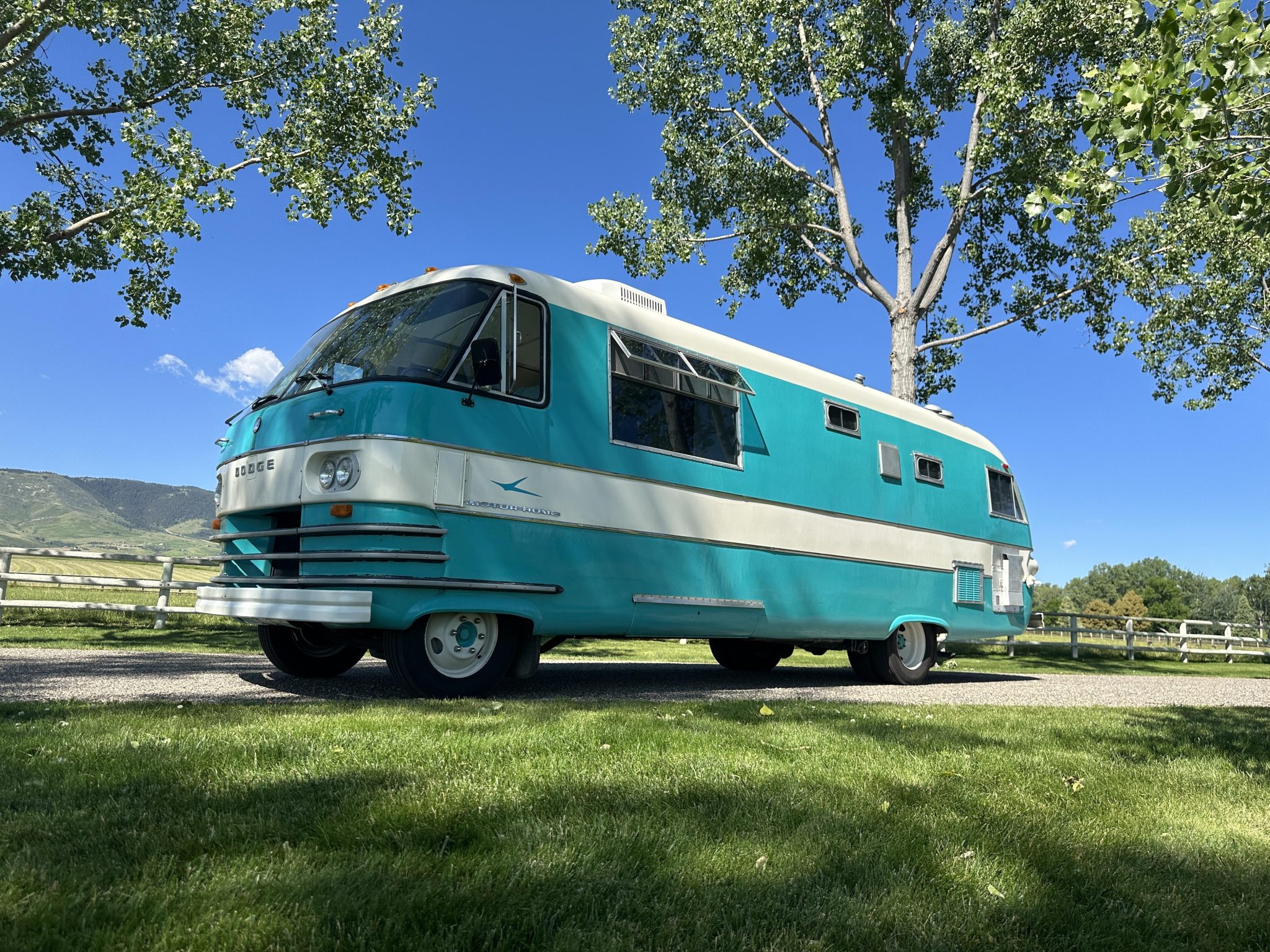 1963 Dodge Motor Home à vendre – Camping-car V8 Turquoise et White