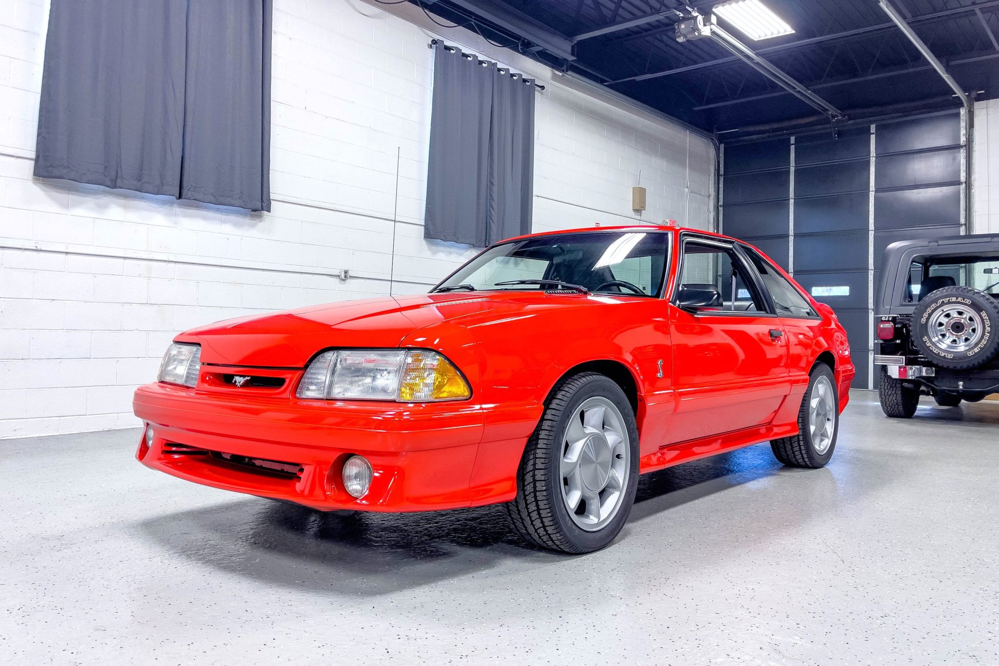 1993 Ford Fox-Body Mustang zu verkaufen – Vibrant Red V8 mit Fünfgang