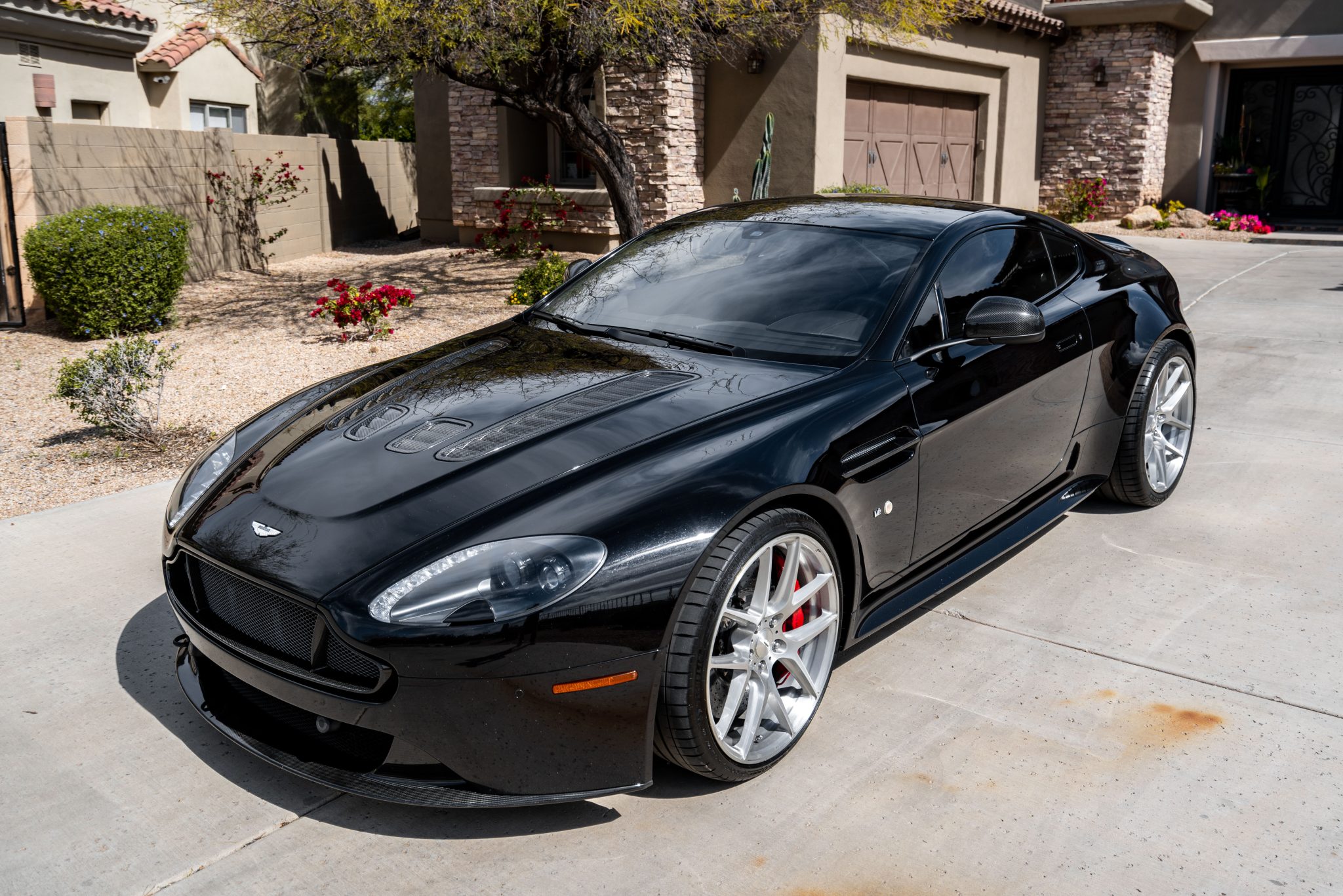 2015 Aston Martin V12 Vantage zu verkaufen – Onyx Black V12 Coupe