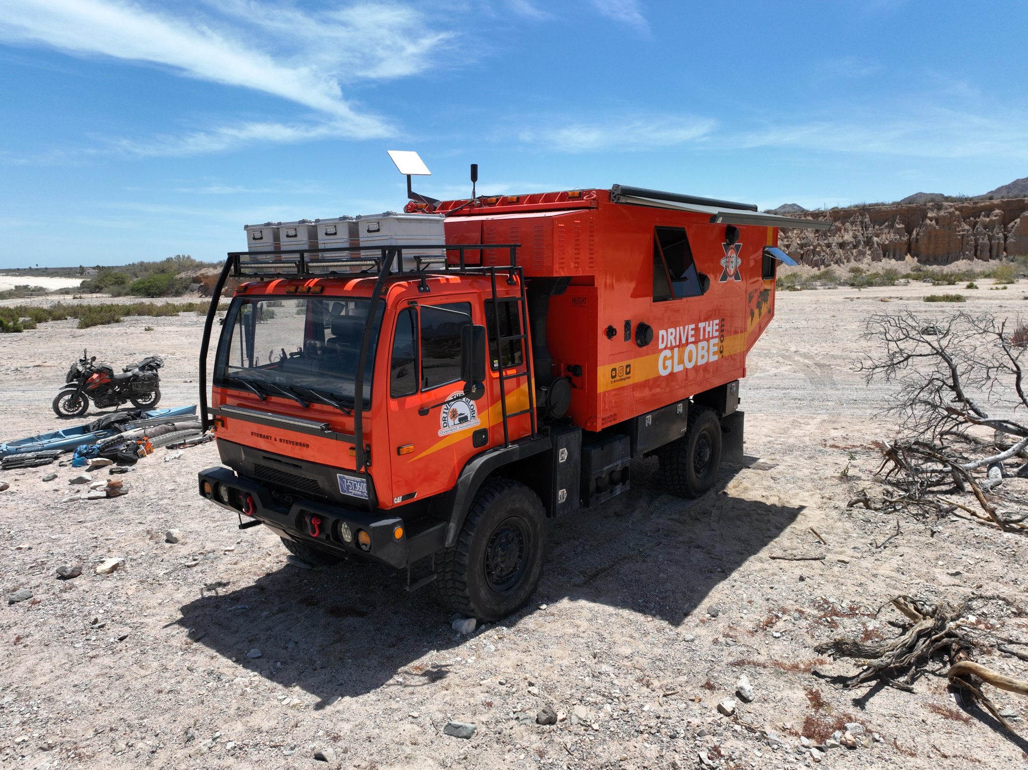 1994 Stewart & Stevenson zu verkaufen – Orange Expeditions-Lkw mit Solar-Camper