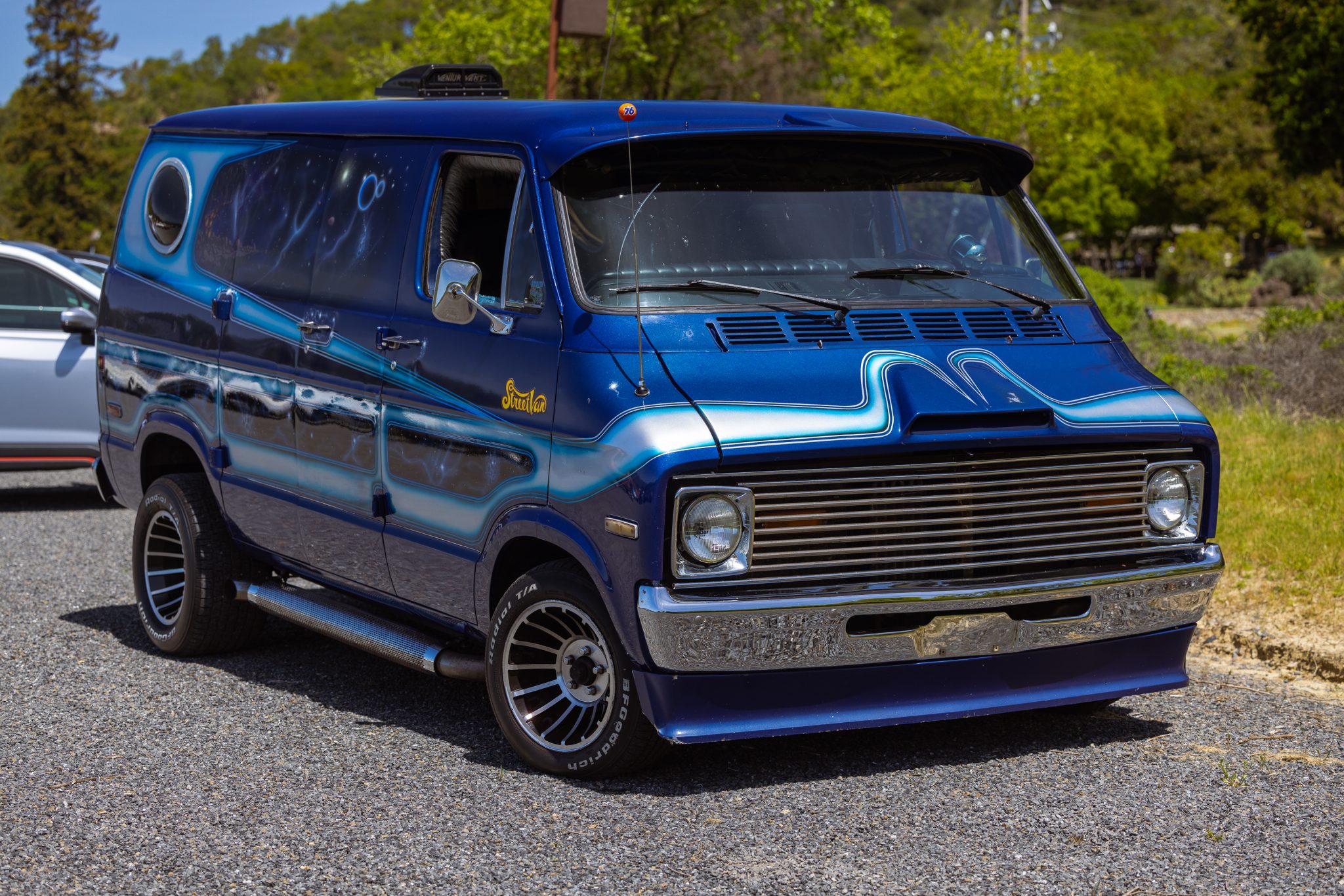 1973 Dodge Tradesman B100 zu verkaufen – Blue V8 Custom Van mit Airbrush-Grafiken
