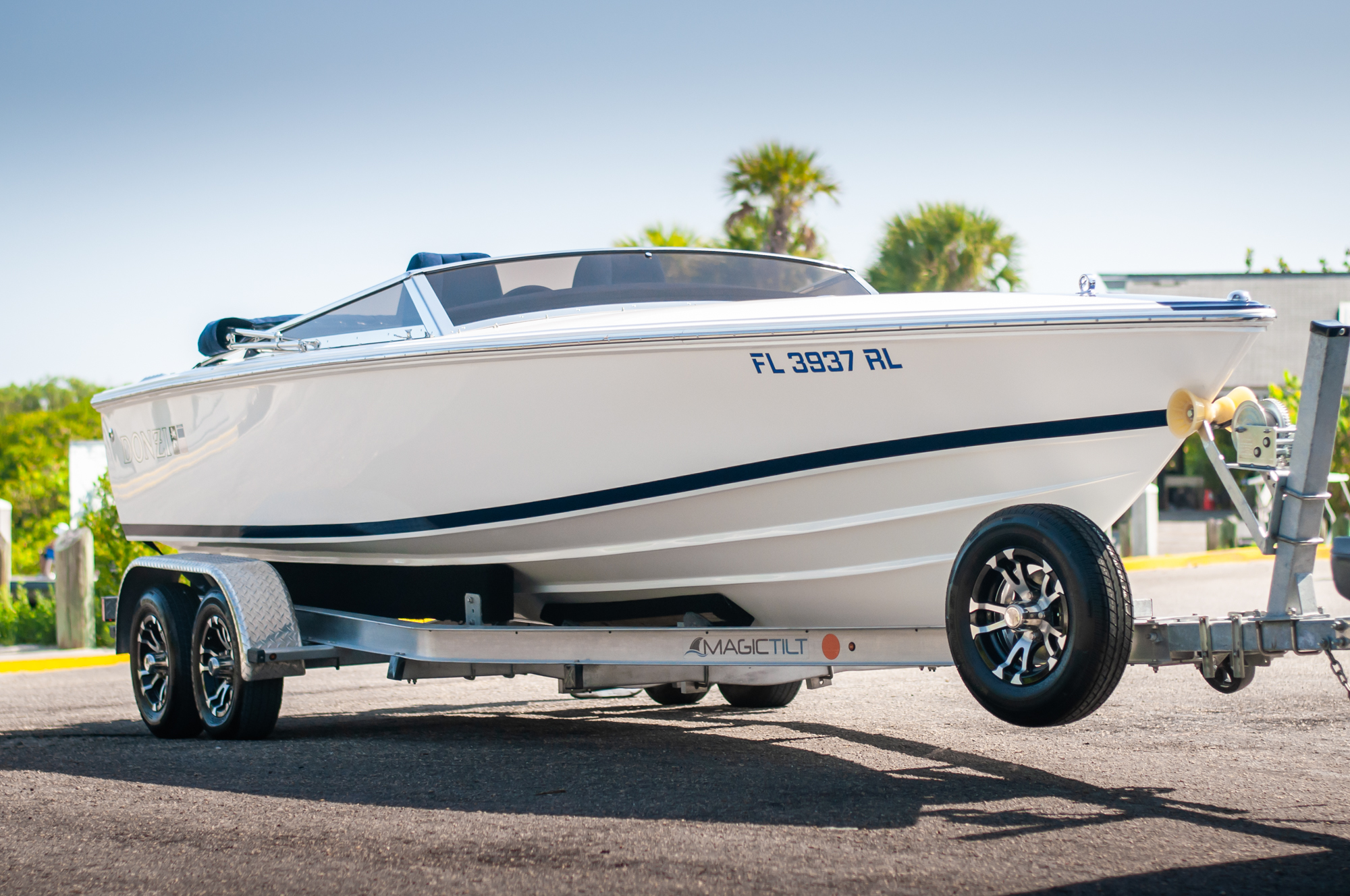 1995 Donzi Classic 22 for Sale – White and Blue 540ci V8 Performance Boat