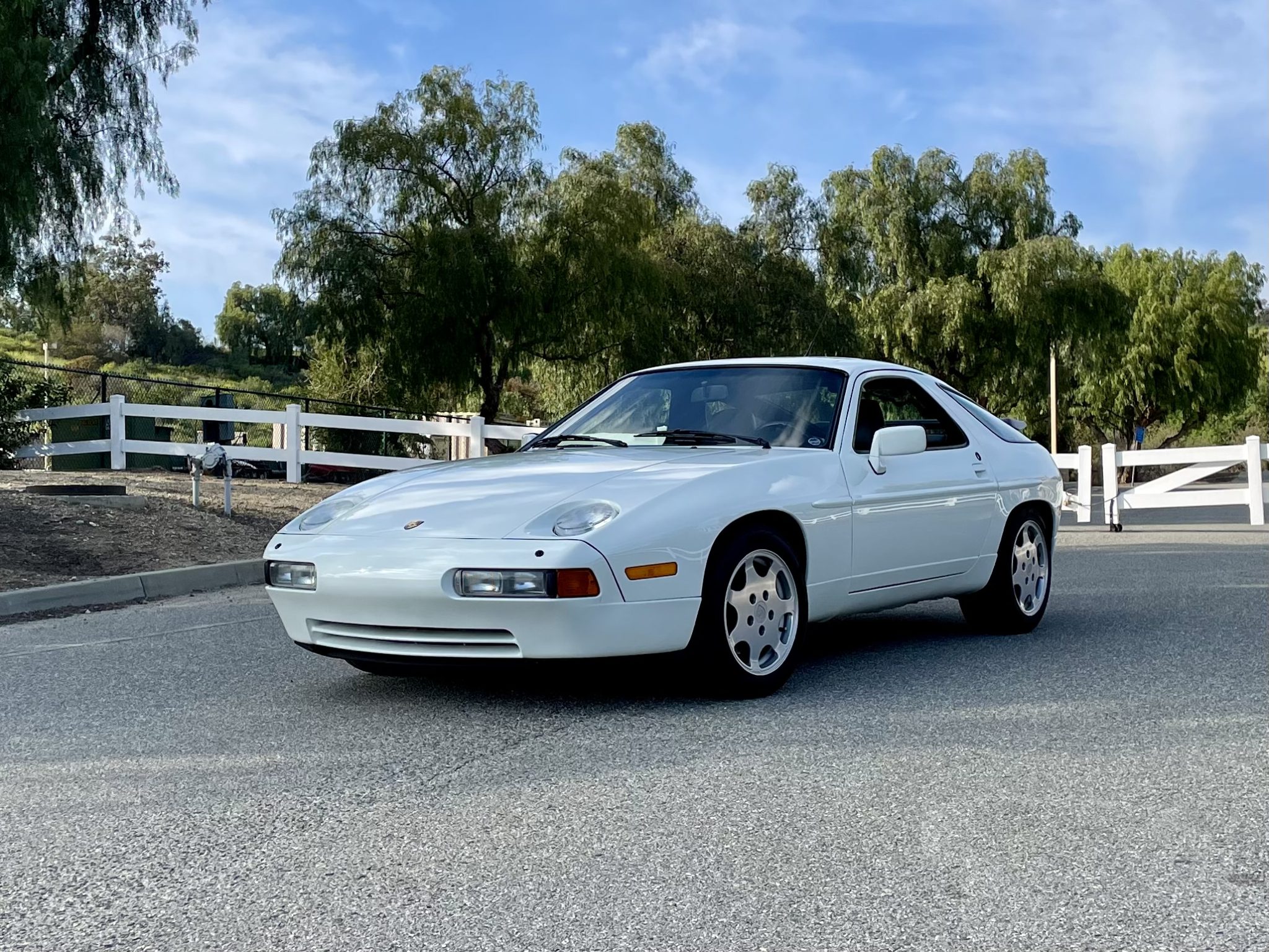 1989 Porsche 928 for Sale – Grand Prix White V8 Five-Speed Grand Tourer