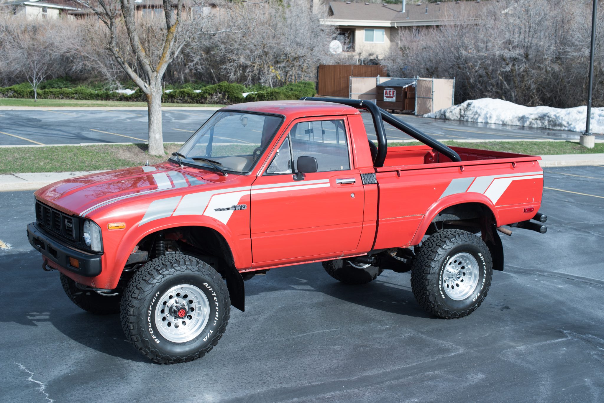 1981 Toyota Pickup (N30/N40 1978-1983) for Sale – Red Lifted 22R Five-Speed 4x4
