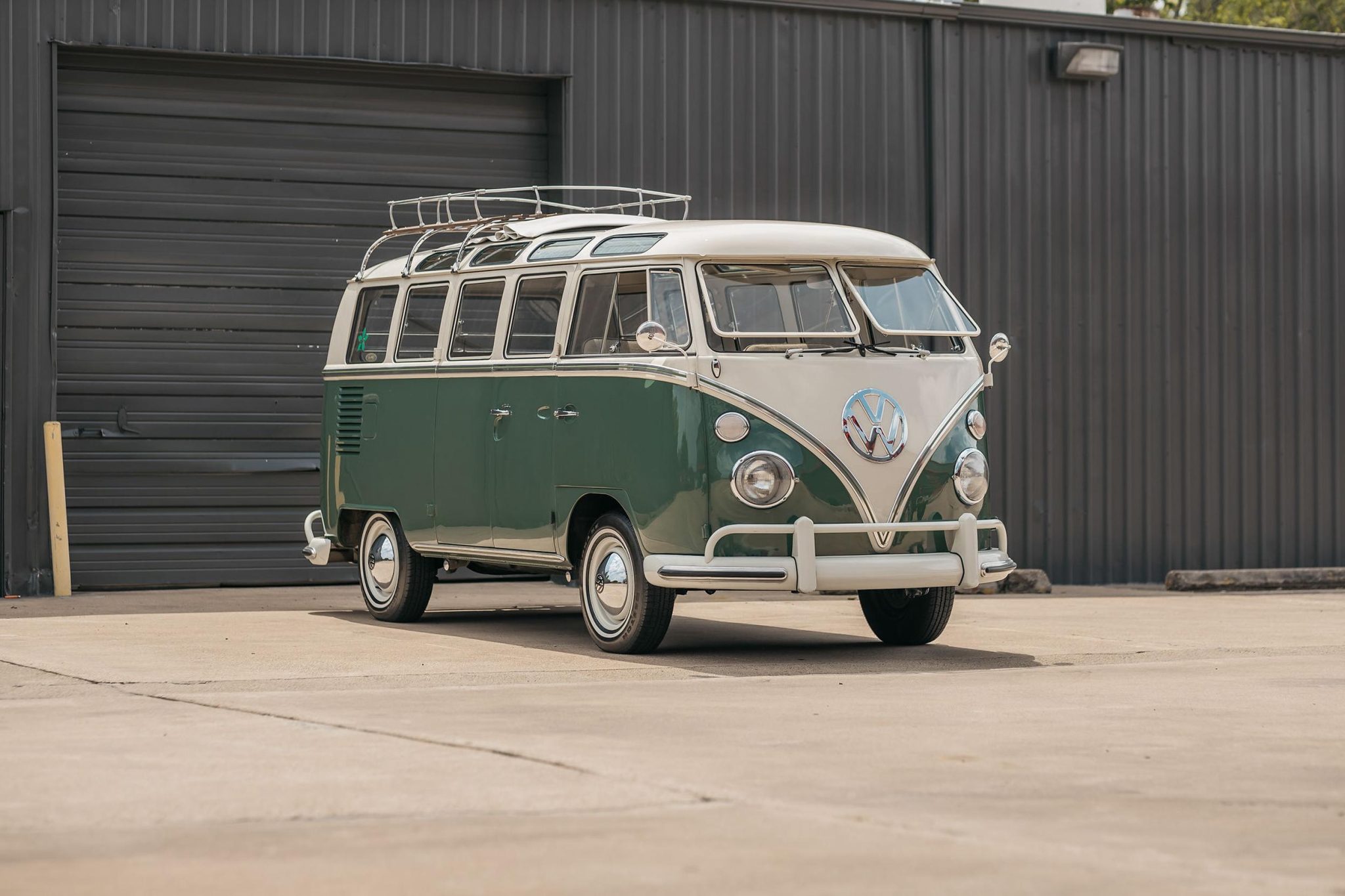 1967 Volkswagen Split-Window Bus à vendre – Green and White à moteur refroidi par air