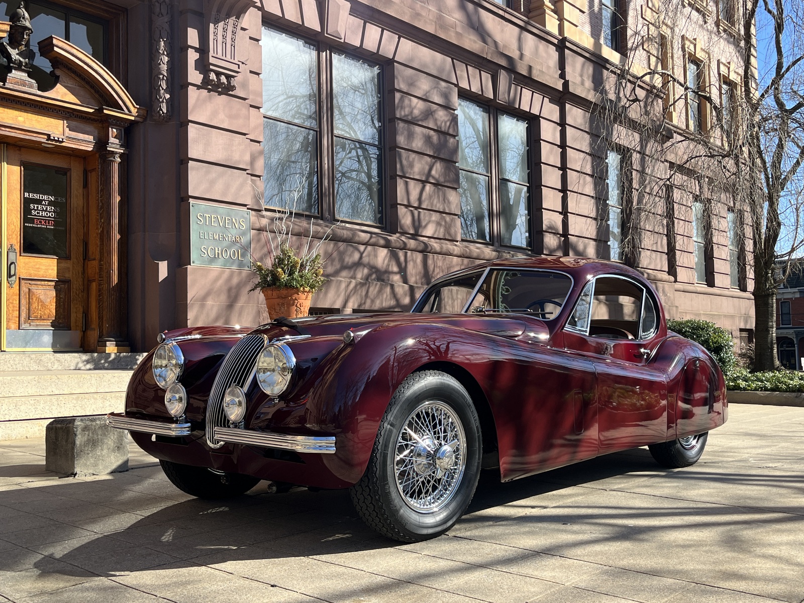 1951 Jaguar XK120 à vendre – Six-cylindres 3,4 litres bordeaux