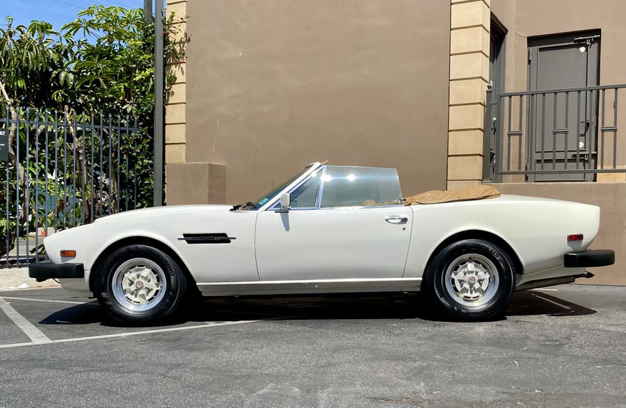 Aston Martin V8 Volante