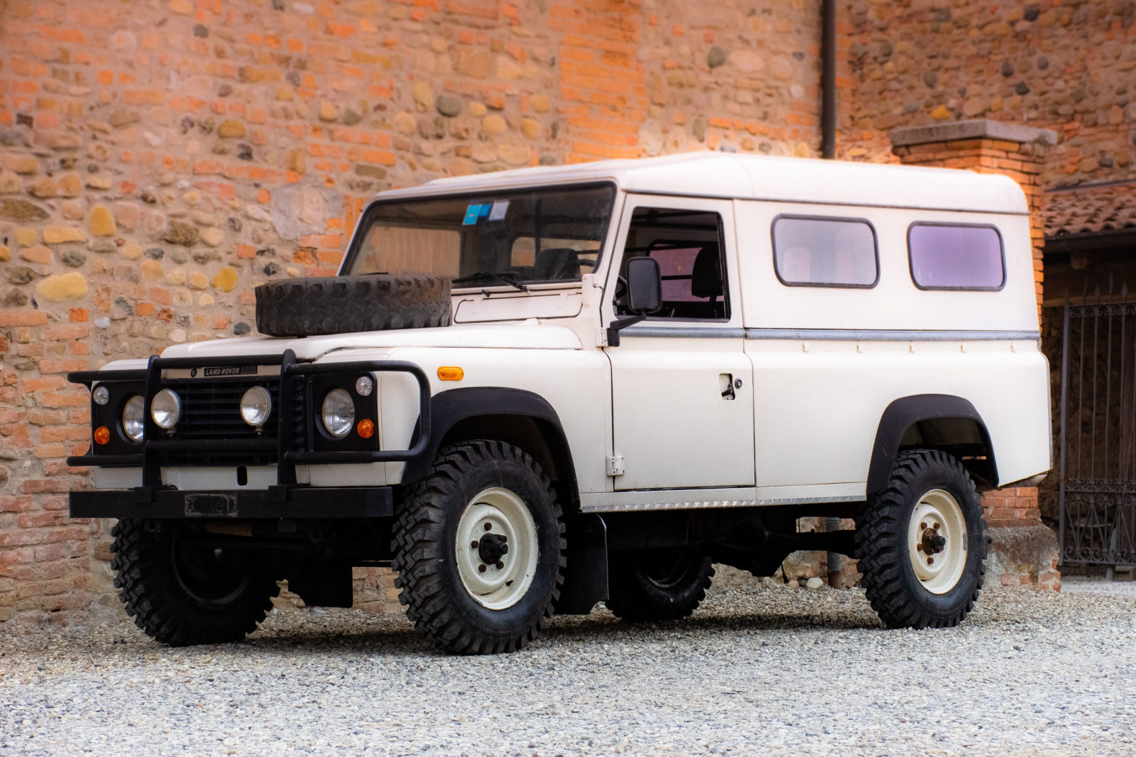 Land Rover 110 / Defender 110 (Euro Spec) 