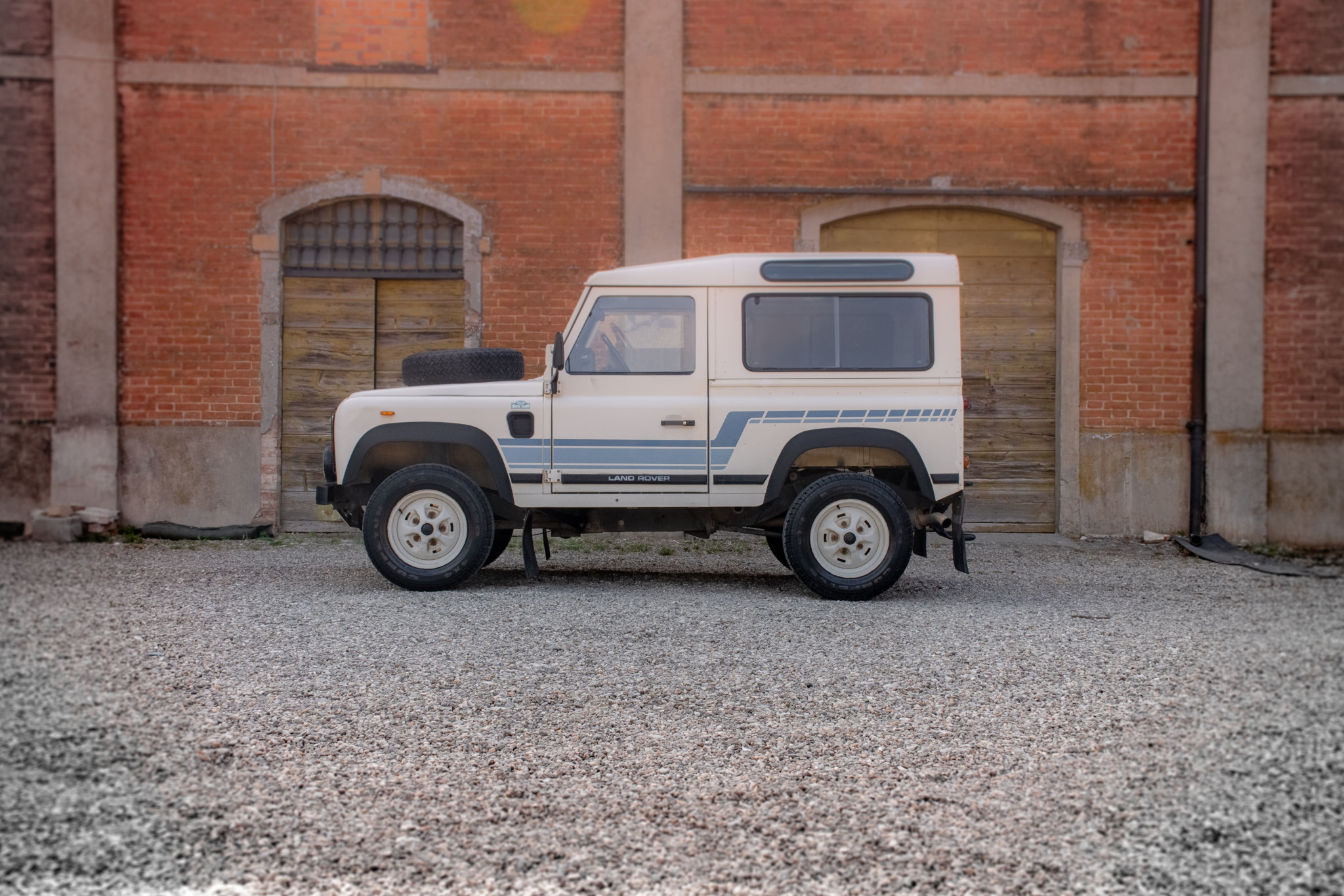 Land Rover 90 / Defender 90 (Euro Spec) 