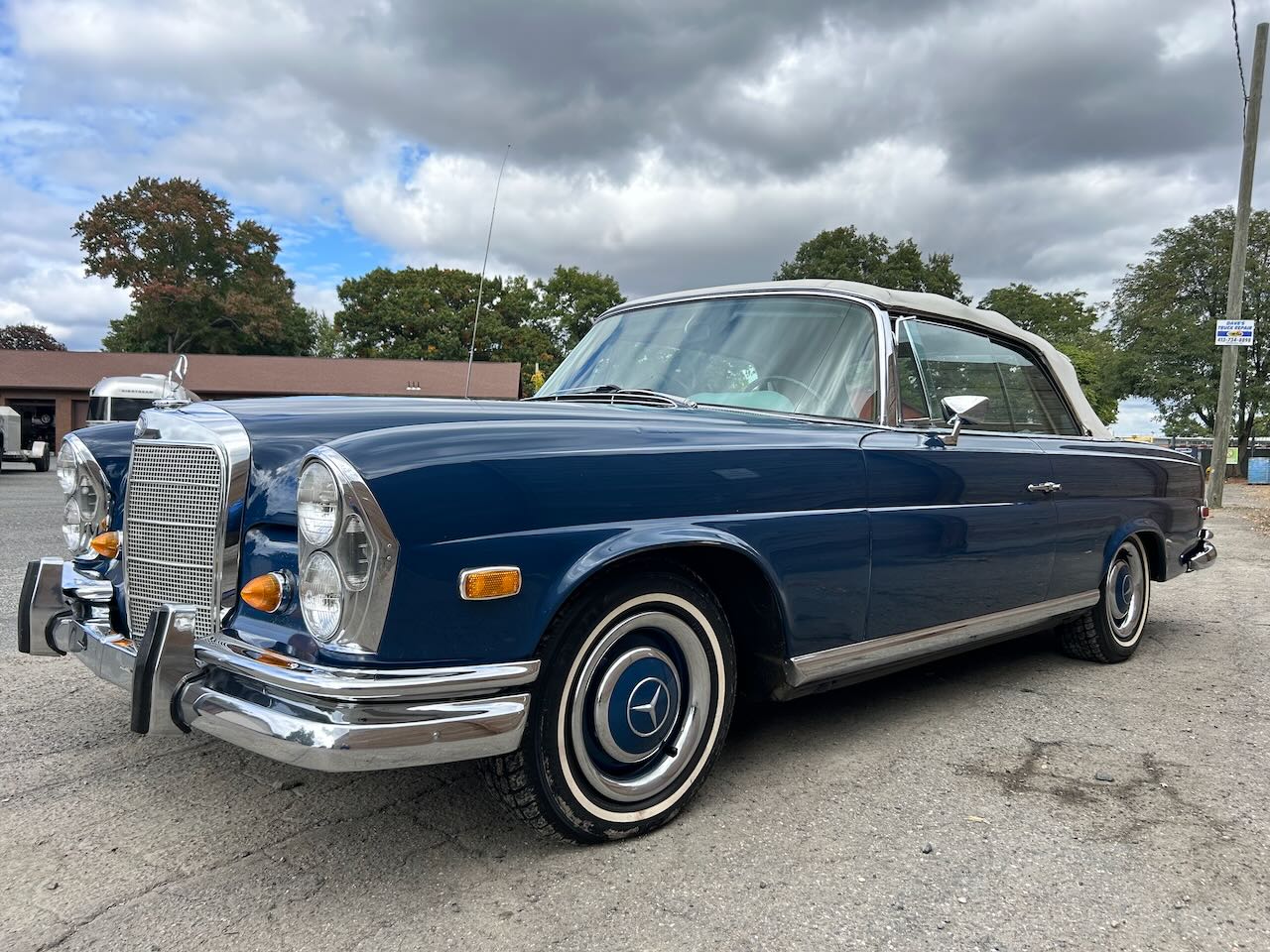 Mercedes-Benz W111 Coupe & Cabriolet 