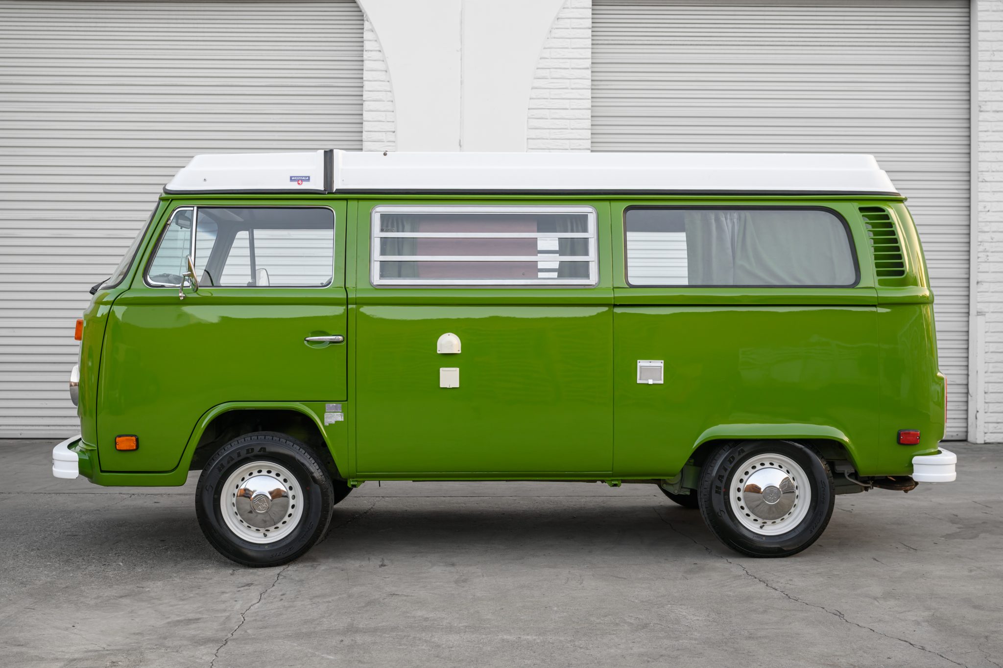 Volkswagen Bay-Window Camper 