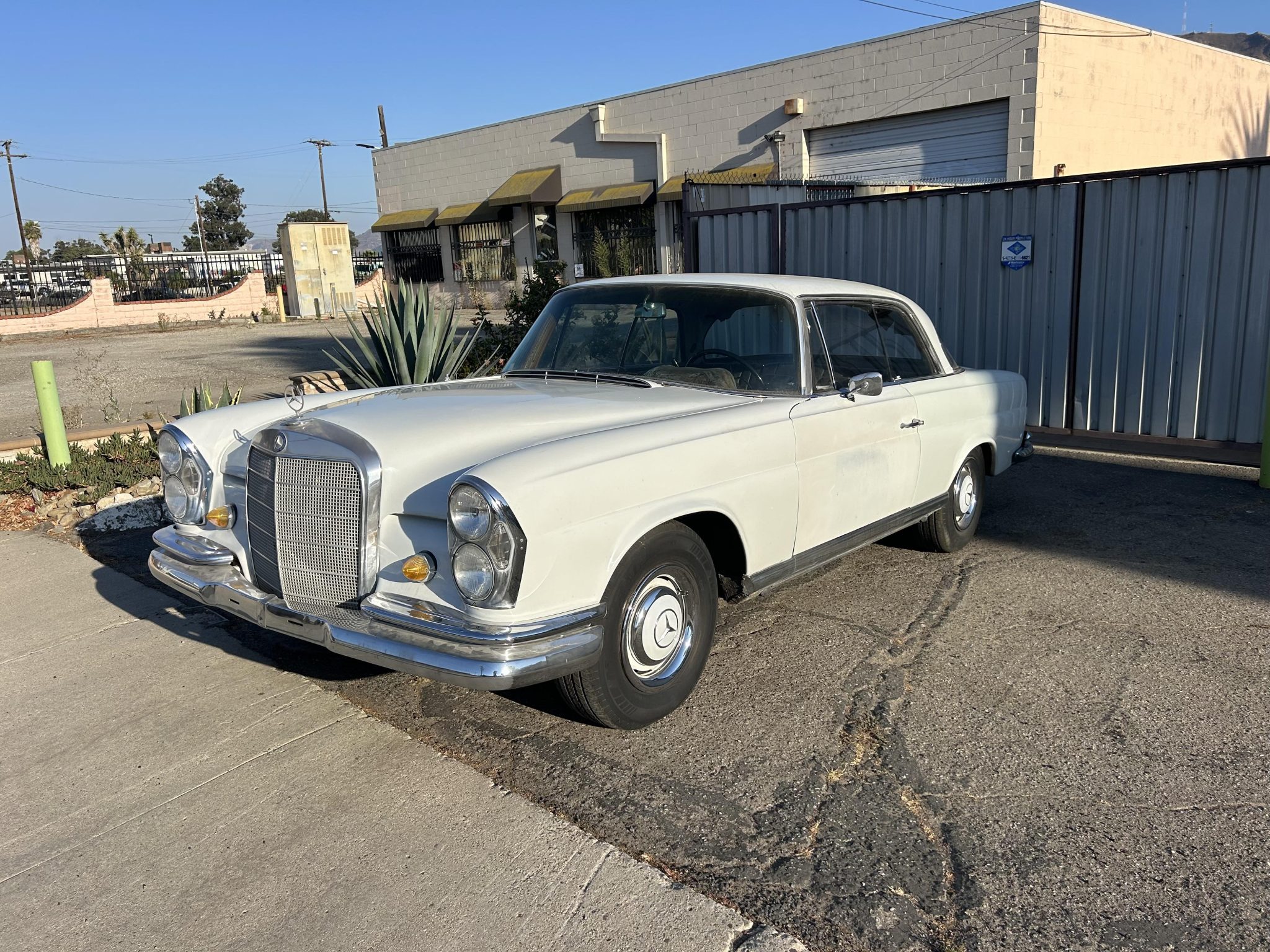 Mercedes-Benz W111 Coupe & Cabriolet 