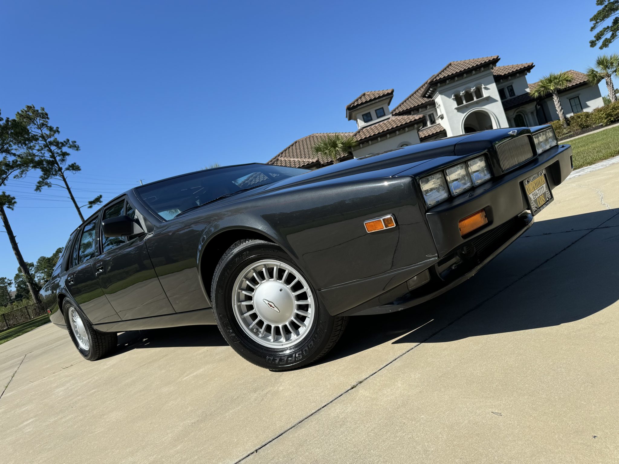 Aston Martin Lagonda 