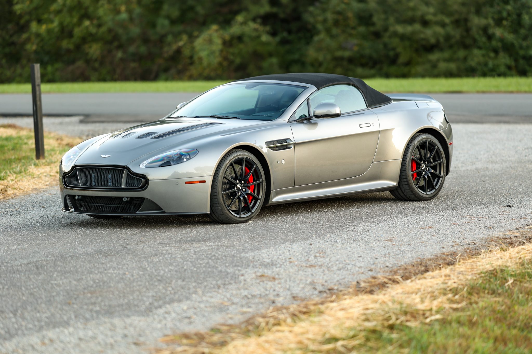 Aston Martin V12 Vantage 