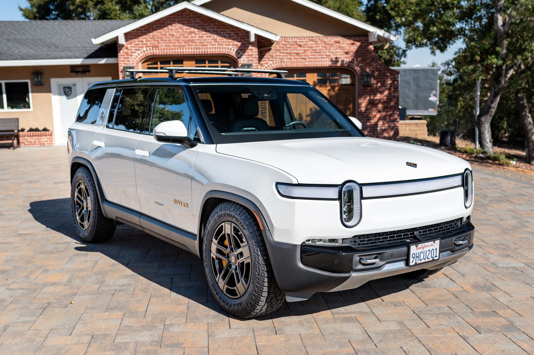 Rivian R1S 
