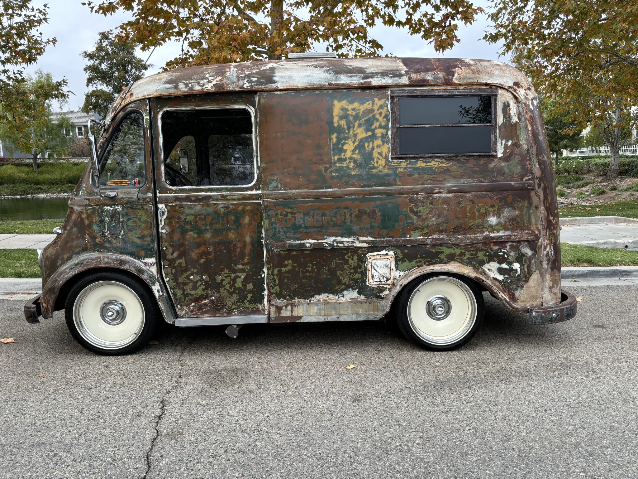 International Harvester Metro RM-122 