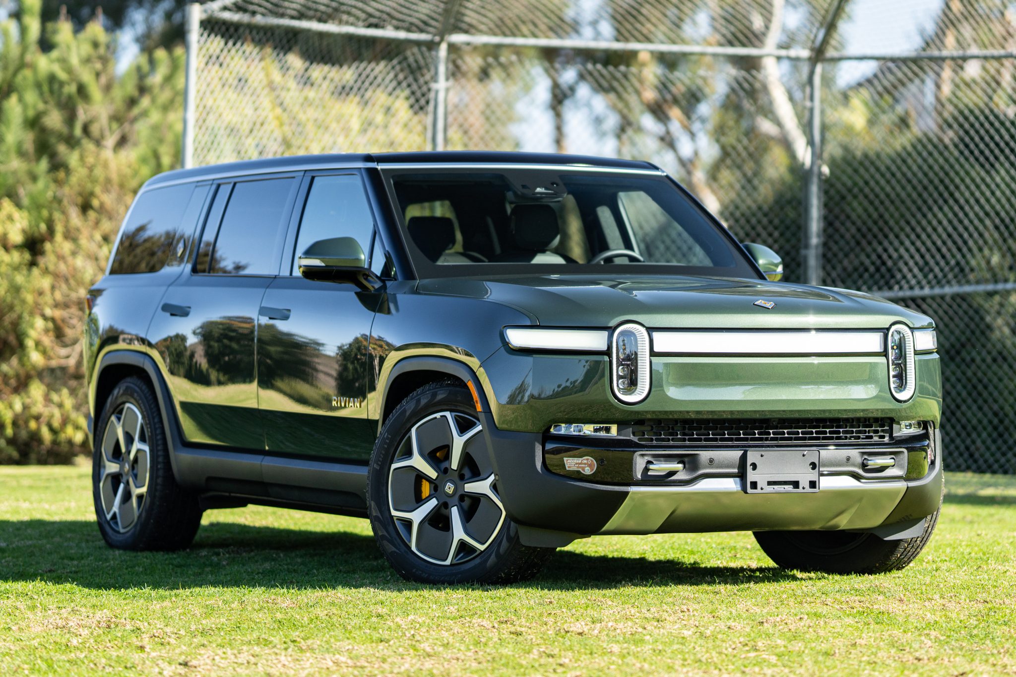 Rivian R1S 