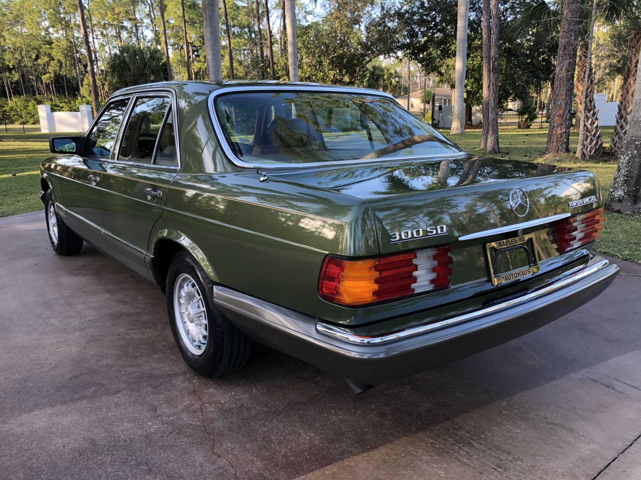 Mercedes-Benz W126 S-Class 