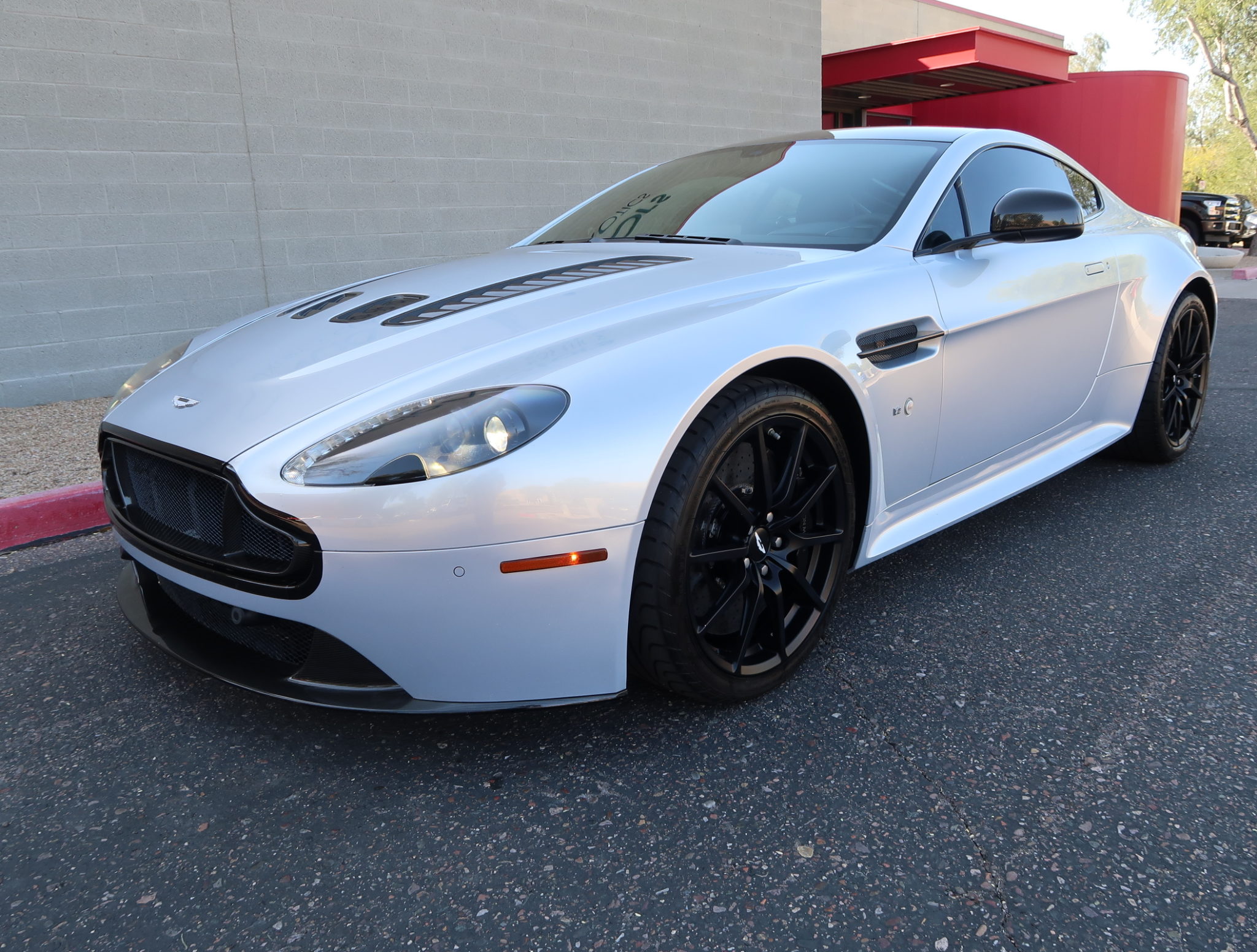 Aston Martin V12 Vantage 