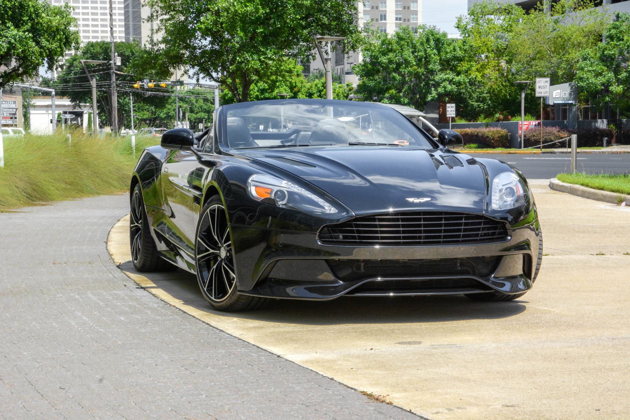 Aston Martin Vanquish 