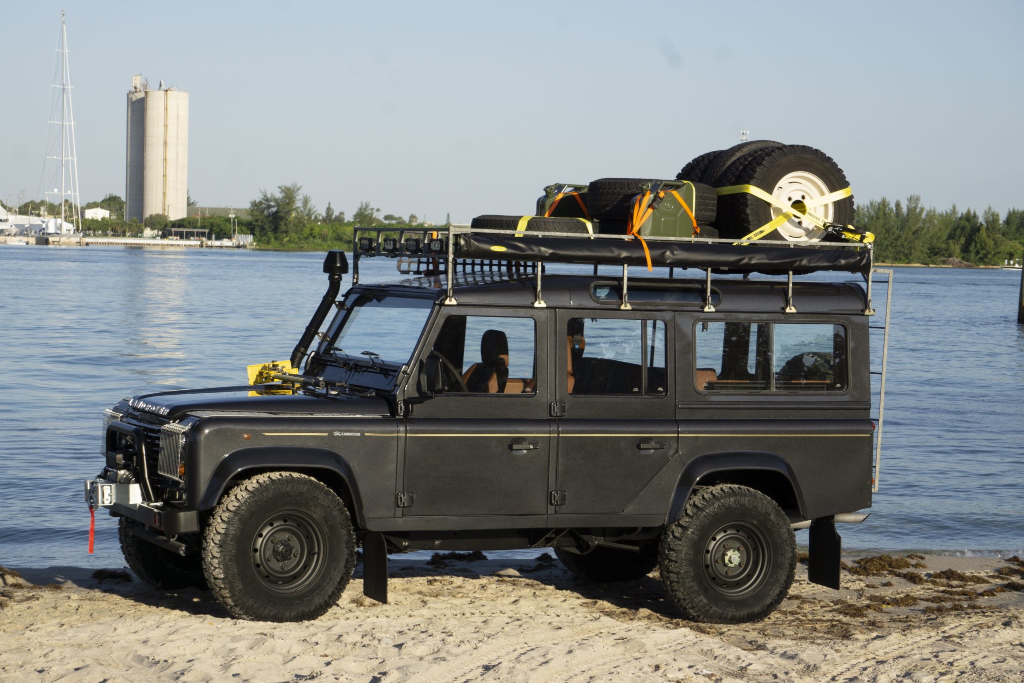 Land Rover 110 / Defender 110 (Euro Spec) 
