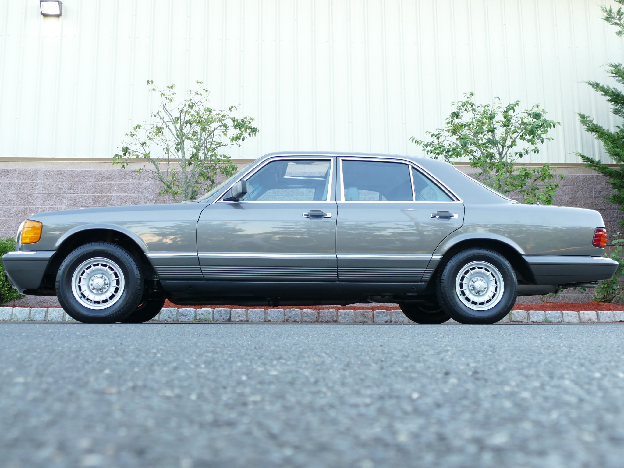Mercedes-Benz W126 S-Class 