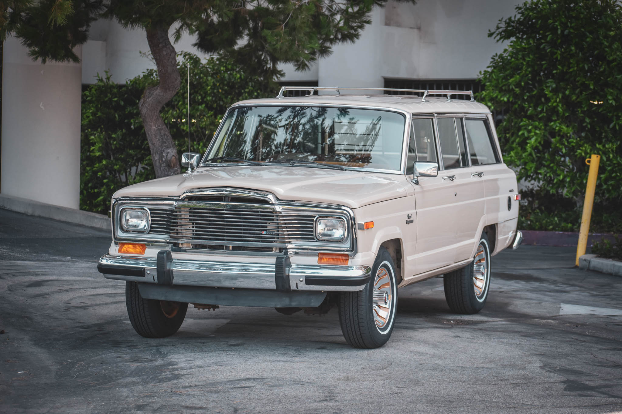 Jeep SJ Grand Wagoneer 
