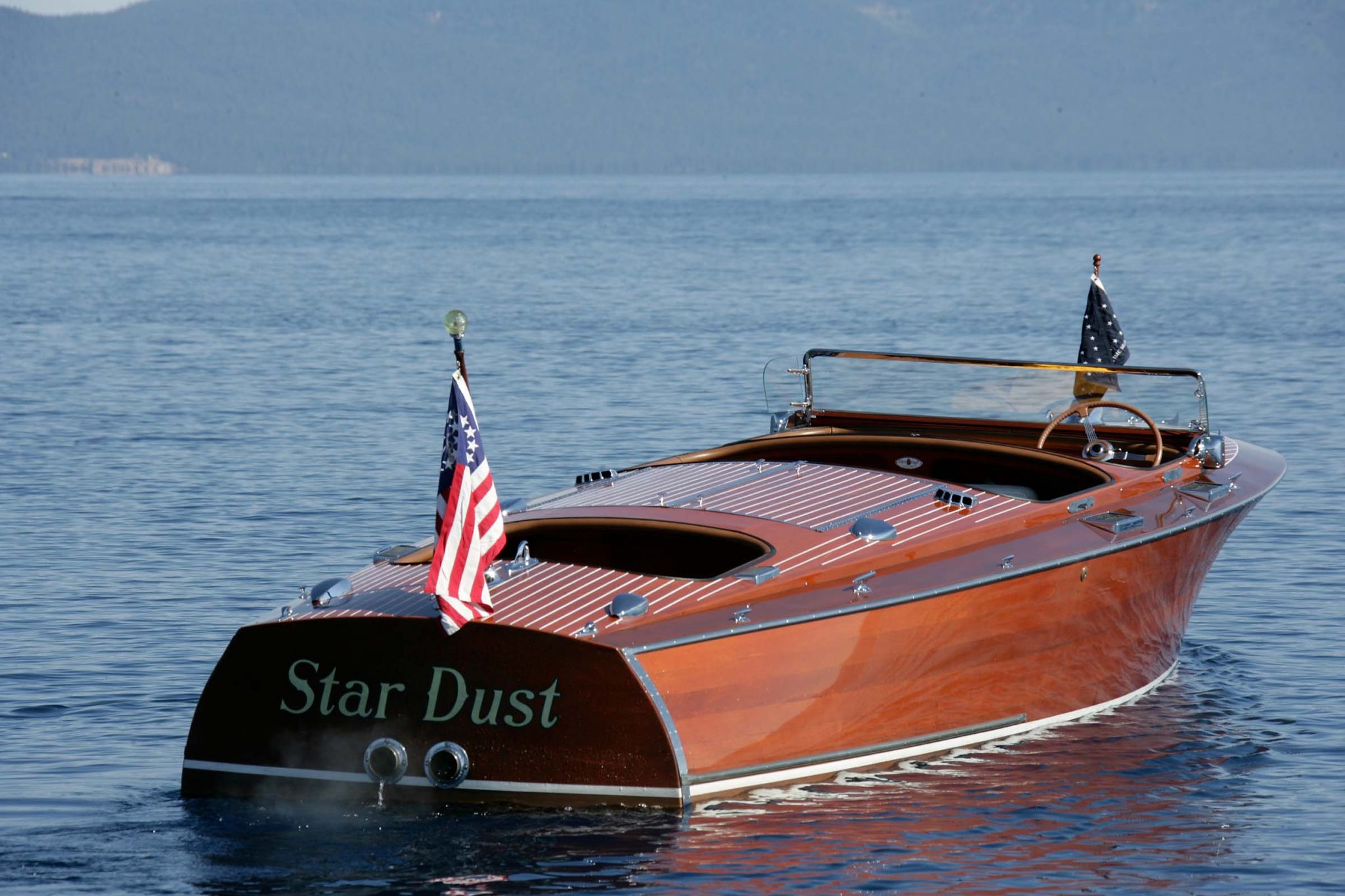 Chris-Craft 27′ Triple-Cockpit Runabout 