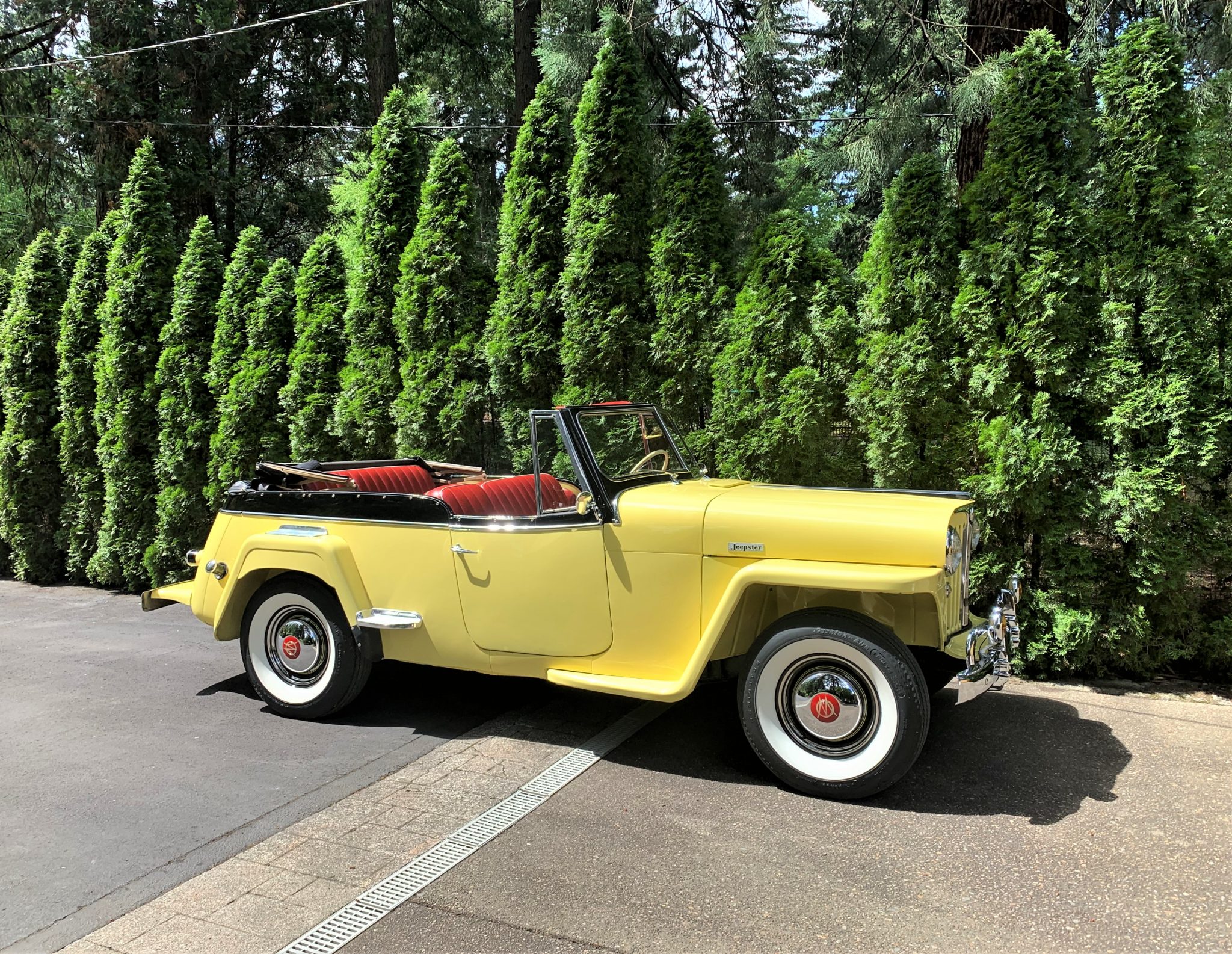Willys Jeepster 