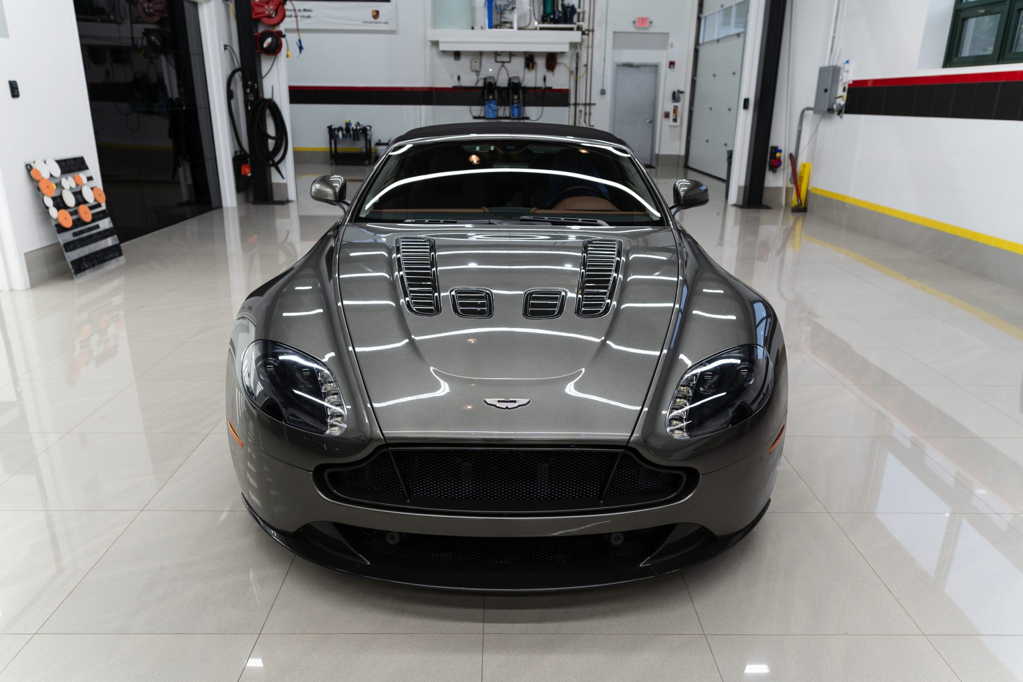 Aston Martin V12 Vantage 