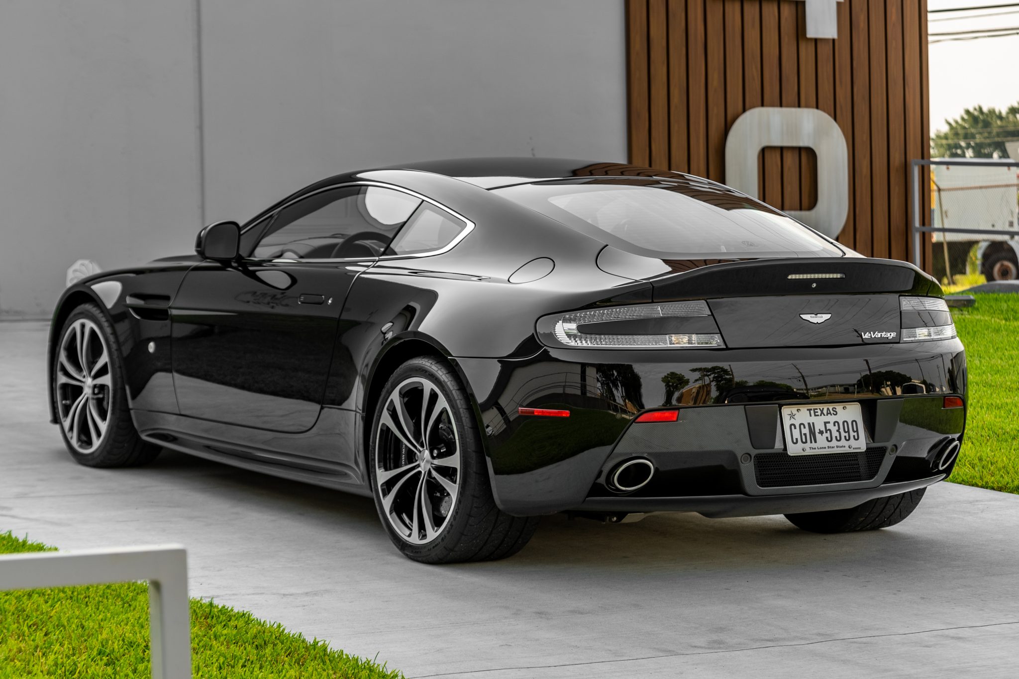 Aston Martin V12 Vantage 