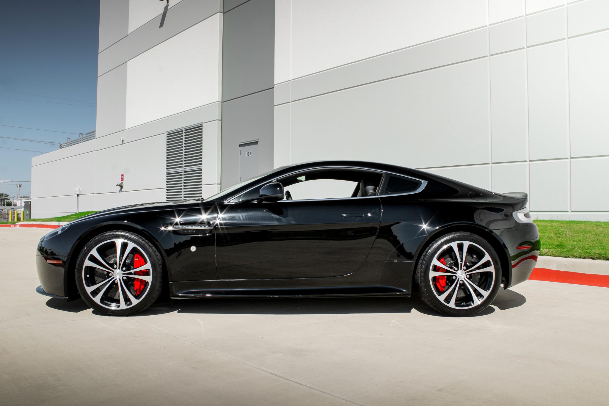 Aston Martin V12 Vantage 