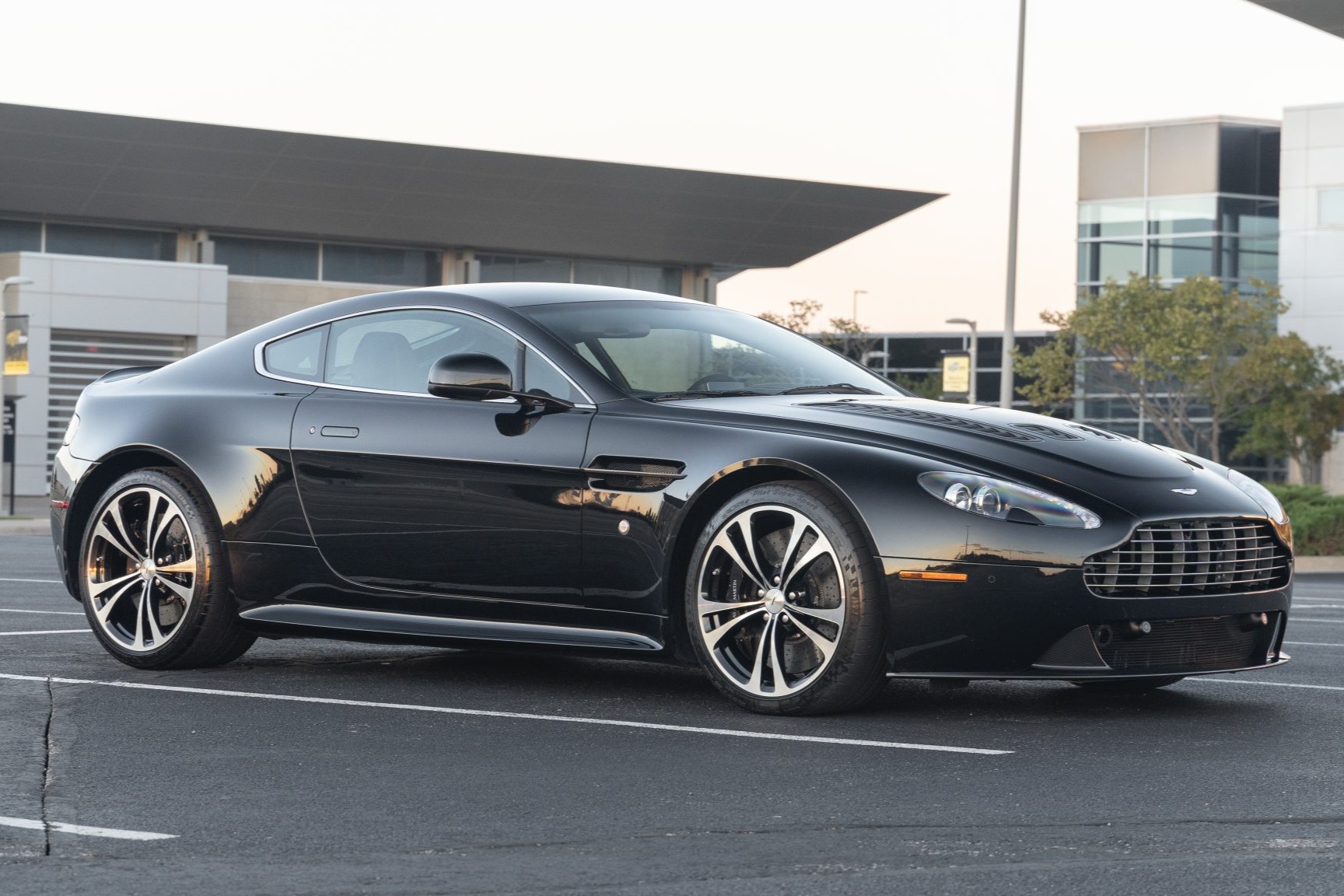 Aston Martin V12 Vantage 