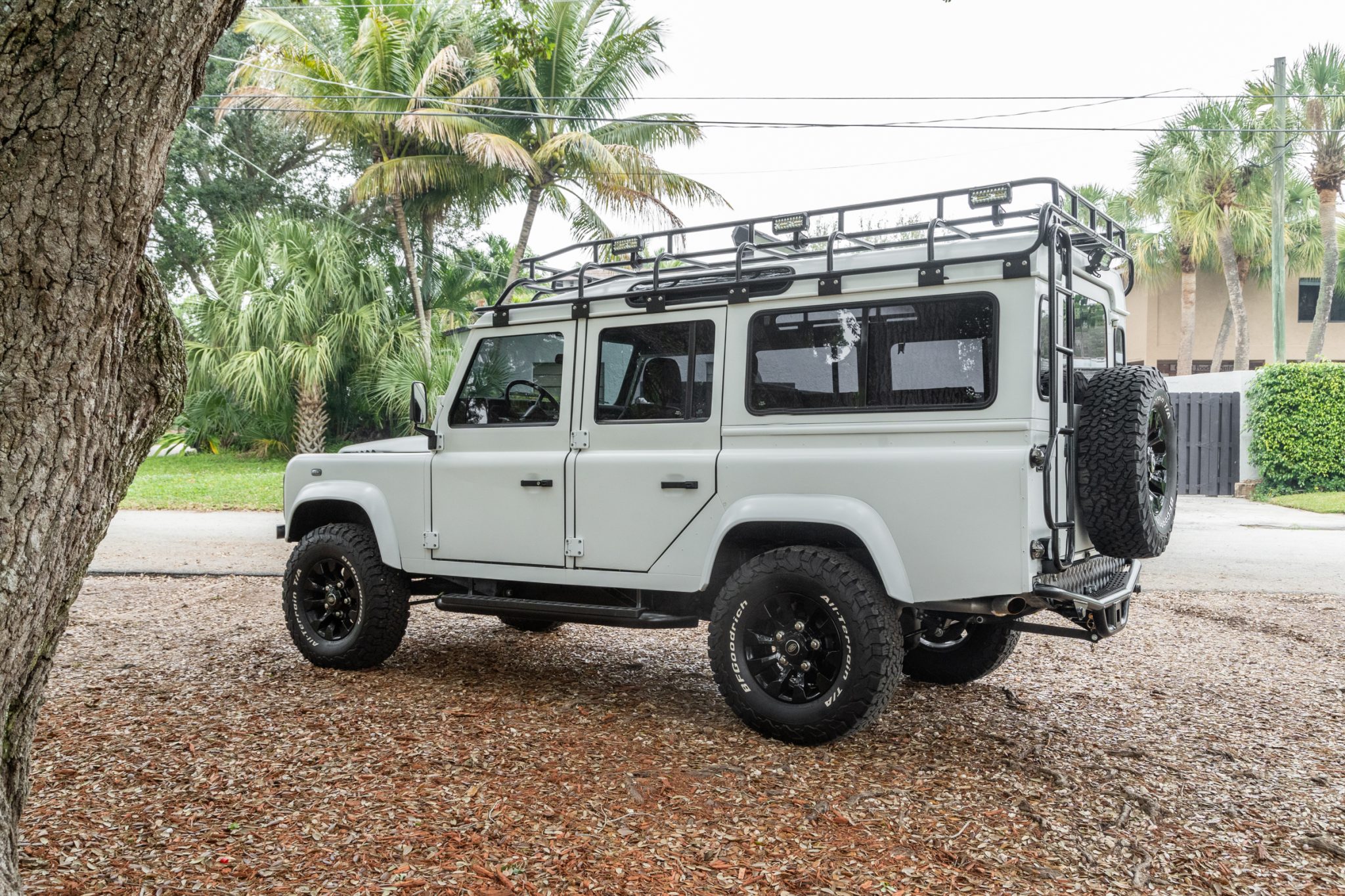 Land Rover 110 / Defender 110 (Euro Spec) 