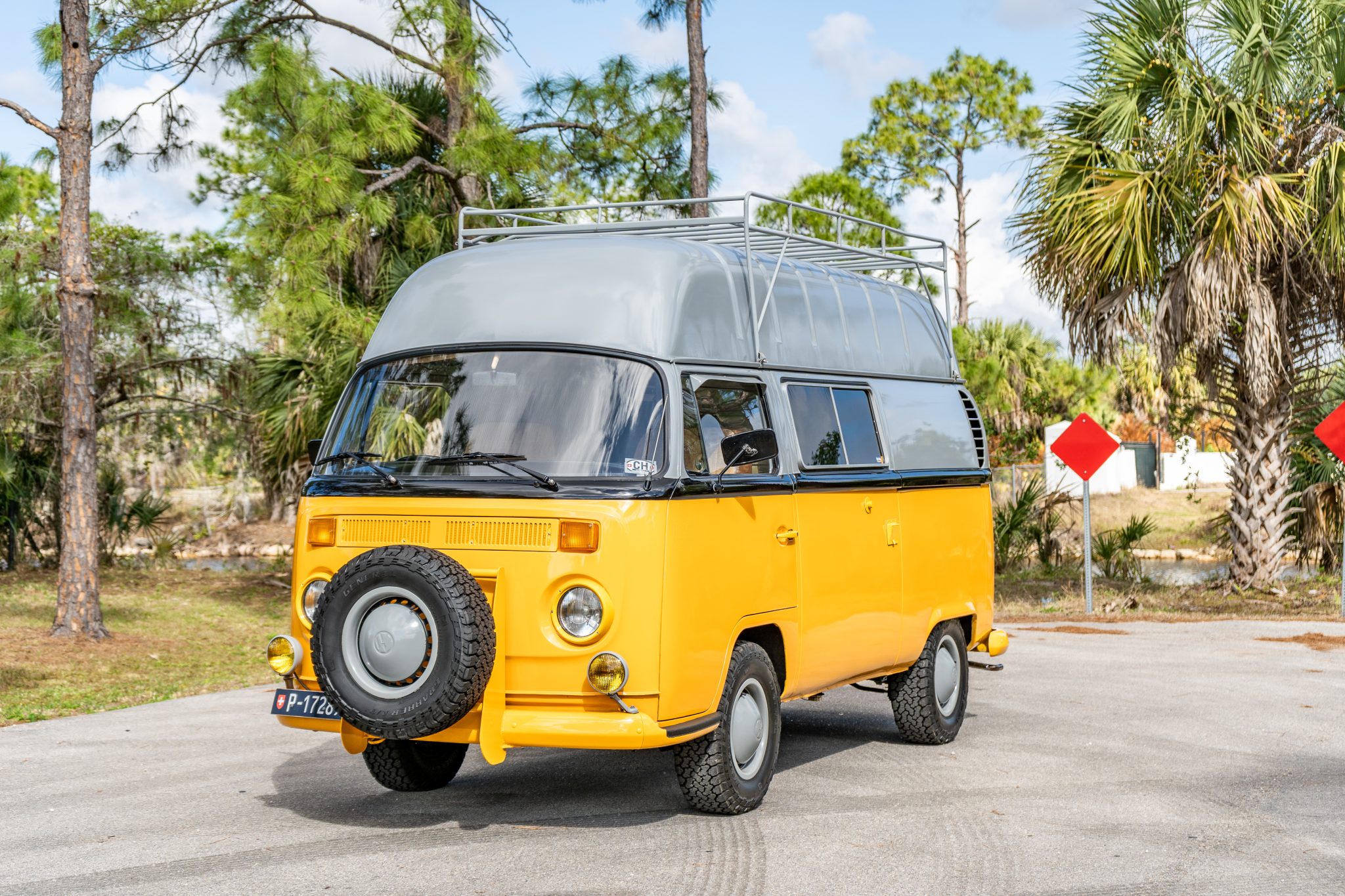 Volkswagen Bay-Window Camper 
